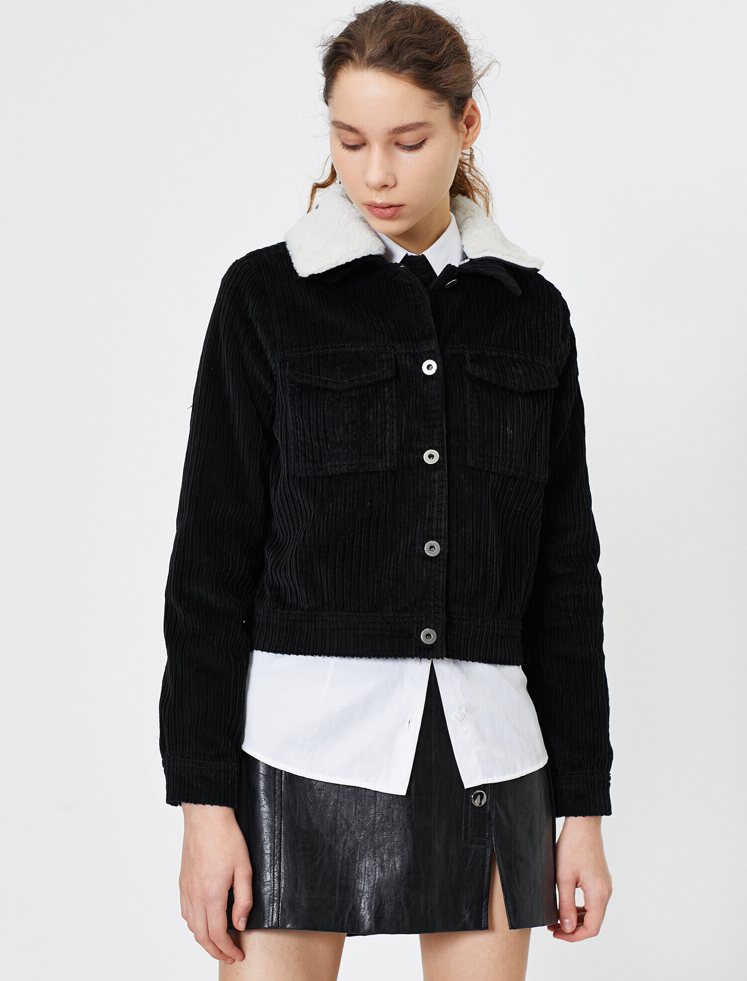 Yakası Suni Kürk Detaylı Kadife Ceket