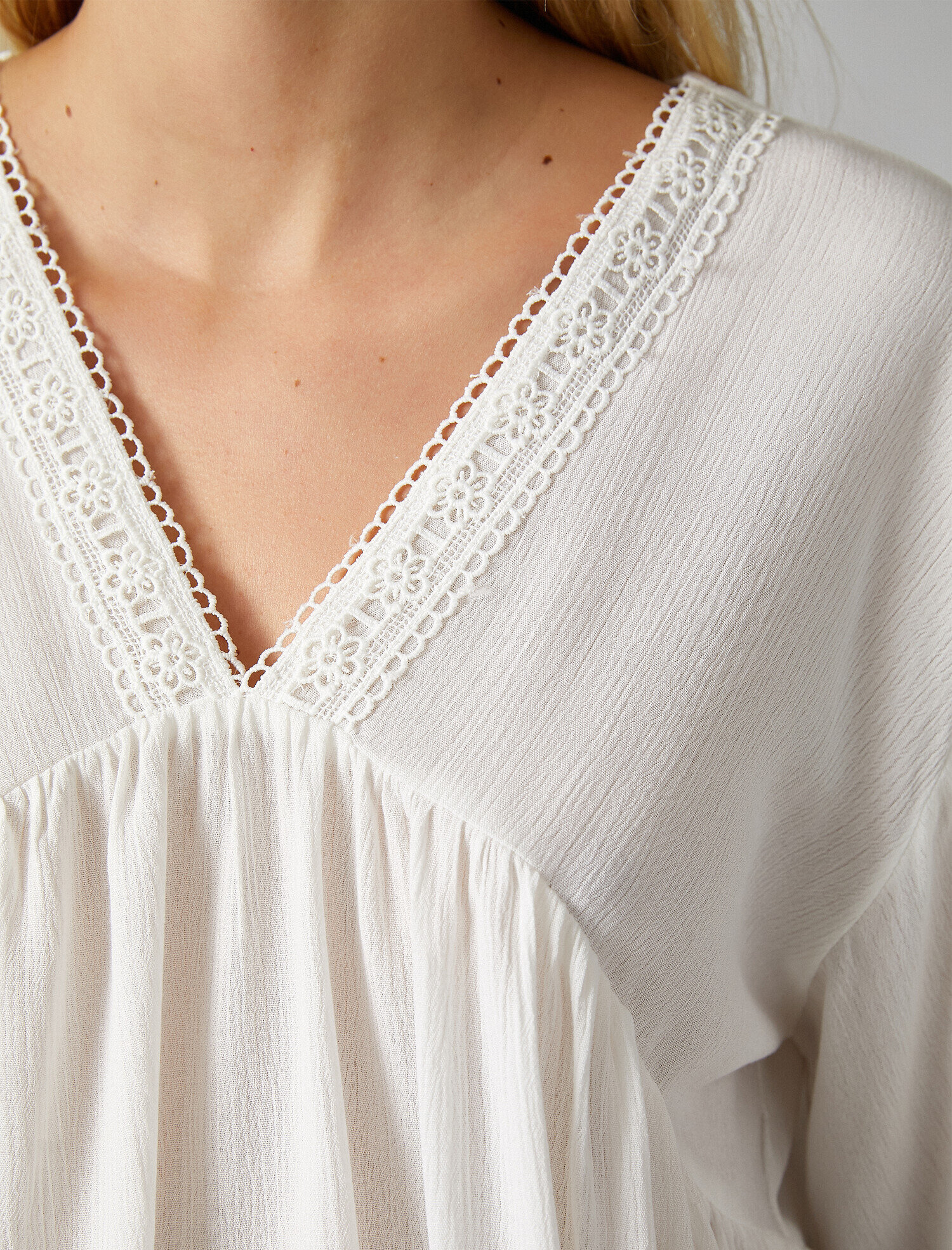   Uzun Kollu V Yaka Dantelli Bluz