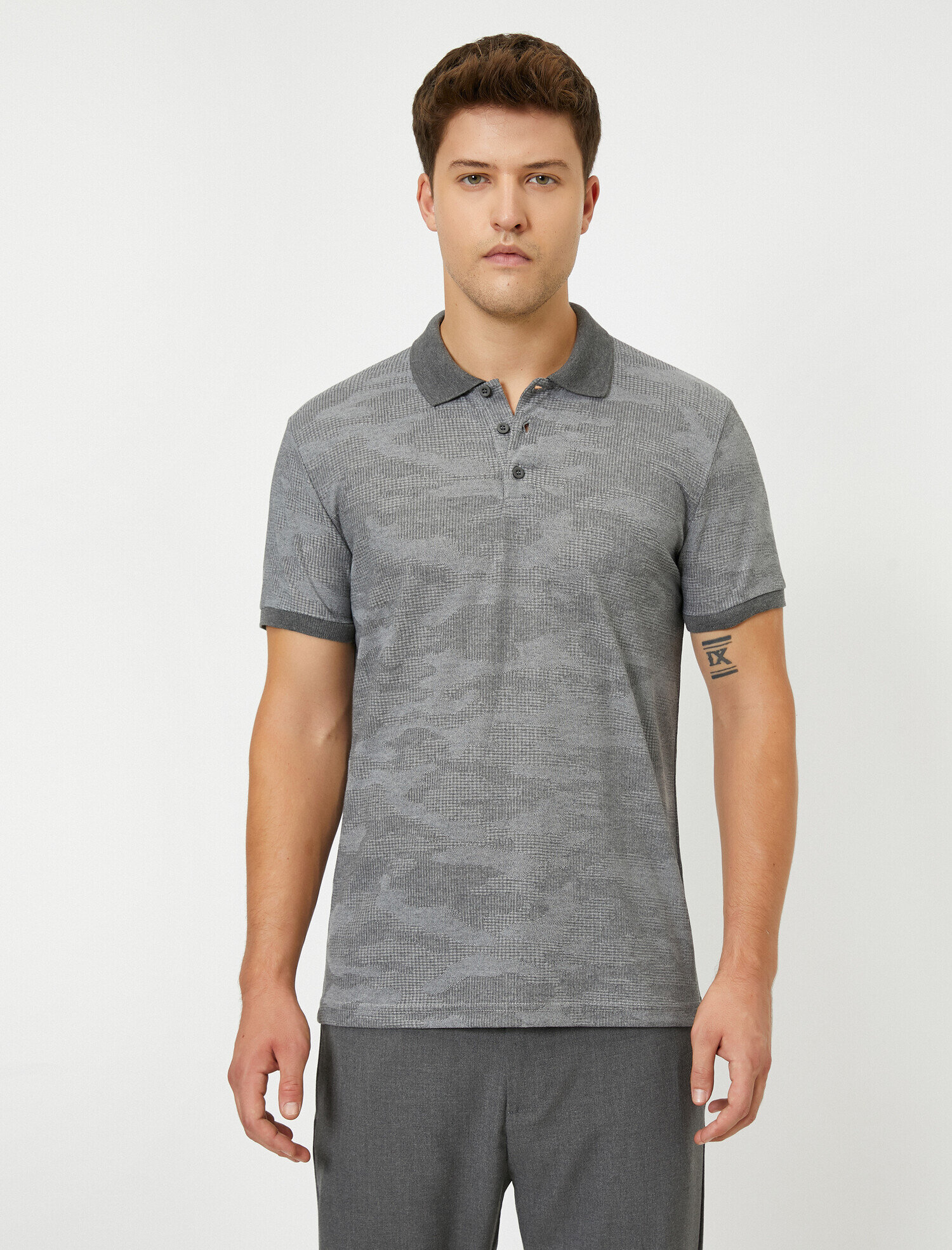   Polo Yaka Kısa Kollu Desenli Tişört