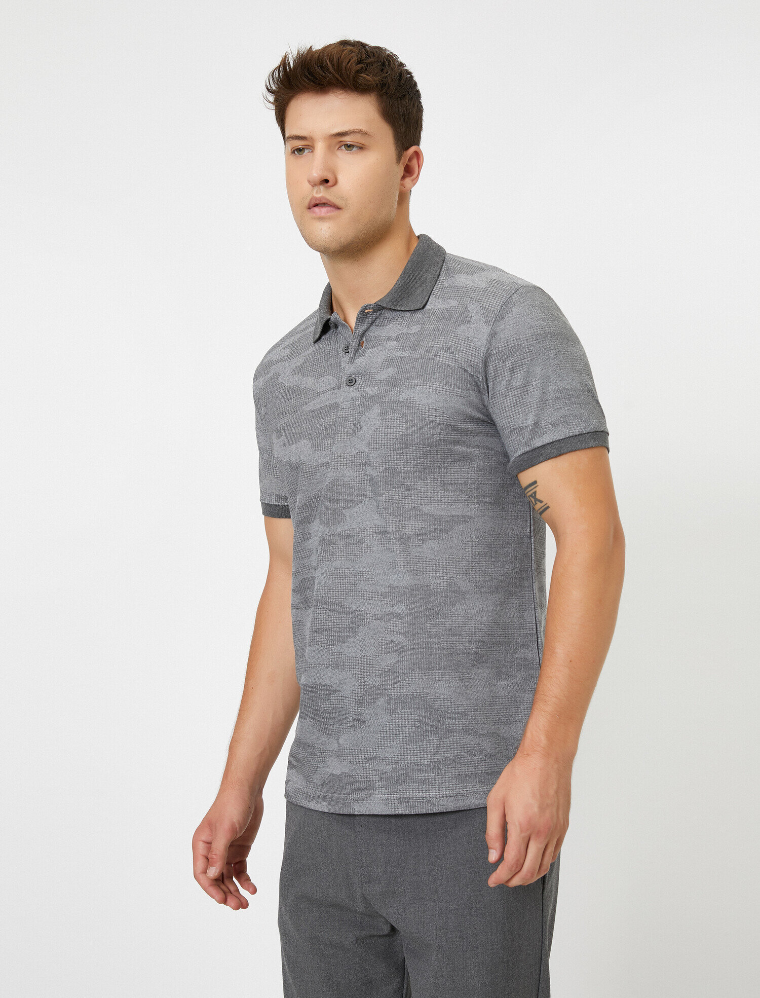   Polo Yaka Kısa Kollu Desenli Tişört