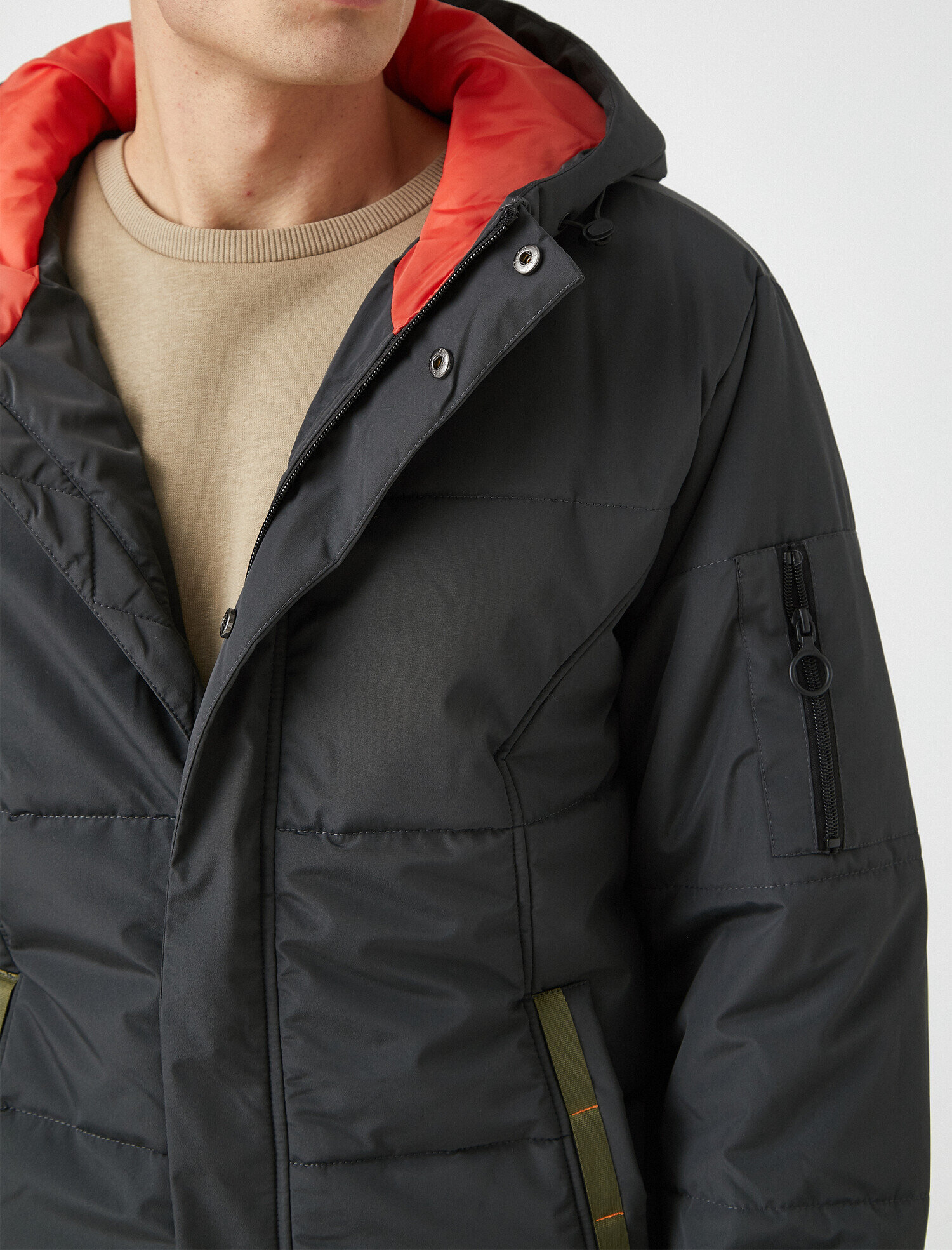   Dik Yaka Kapüşonlu Fermuarlı Kaban