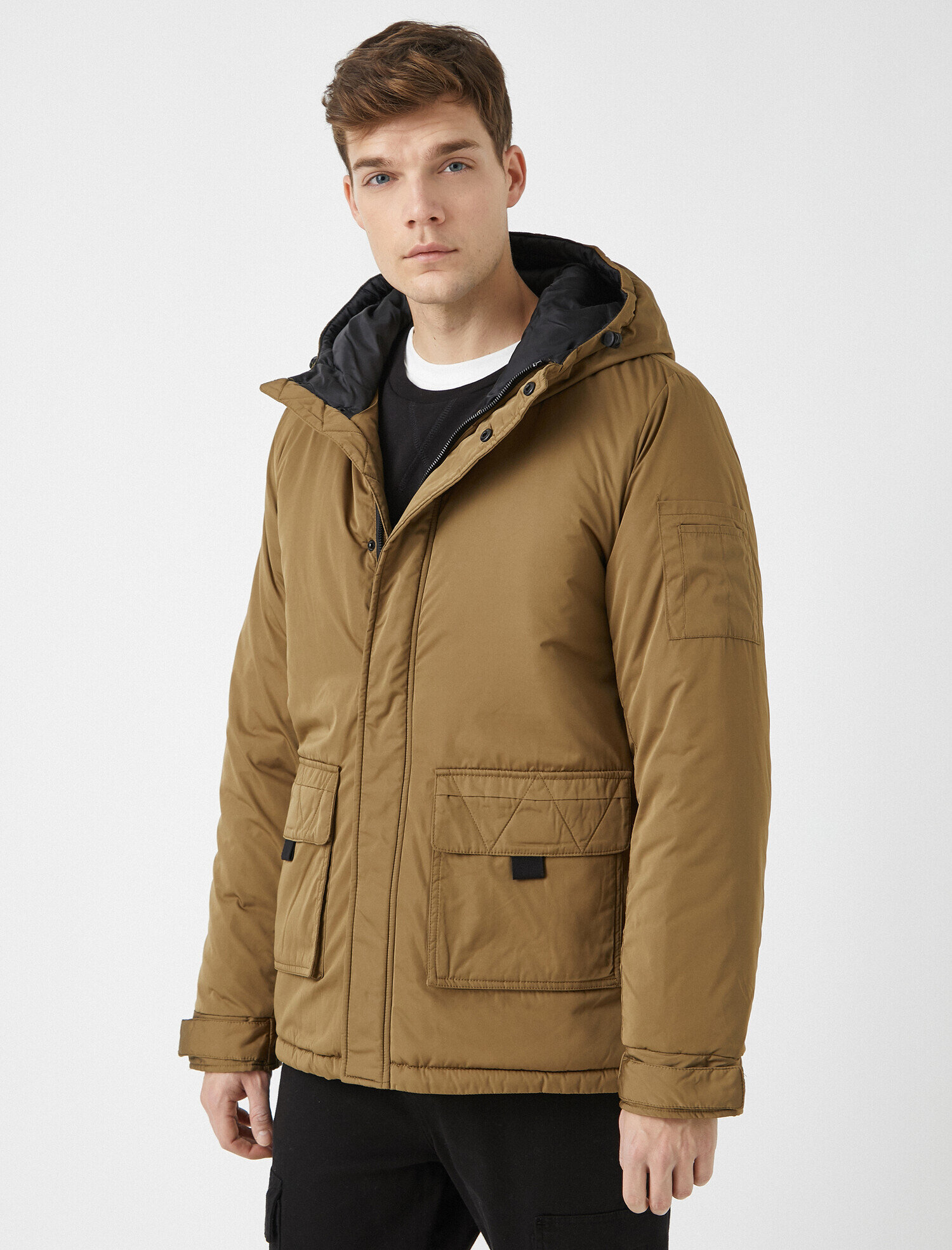   Dik Yaka Kapüşonlu Cepli Fermuarlı Kaban