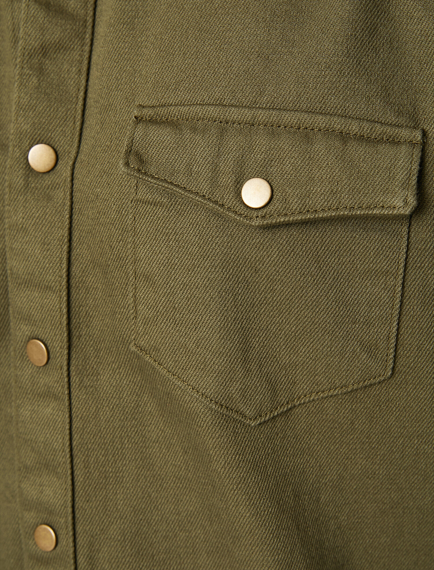   Pamuklu Denim Kumaşından Cepli Klasik Yaka Gömlek