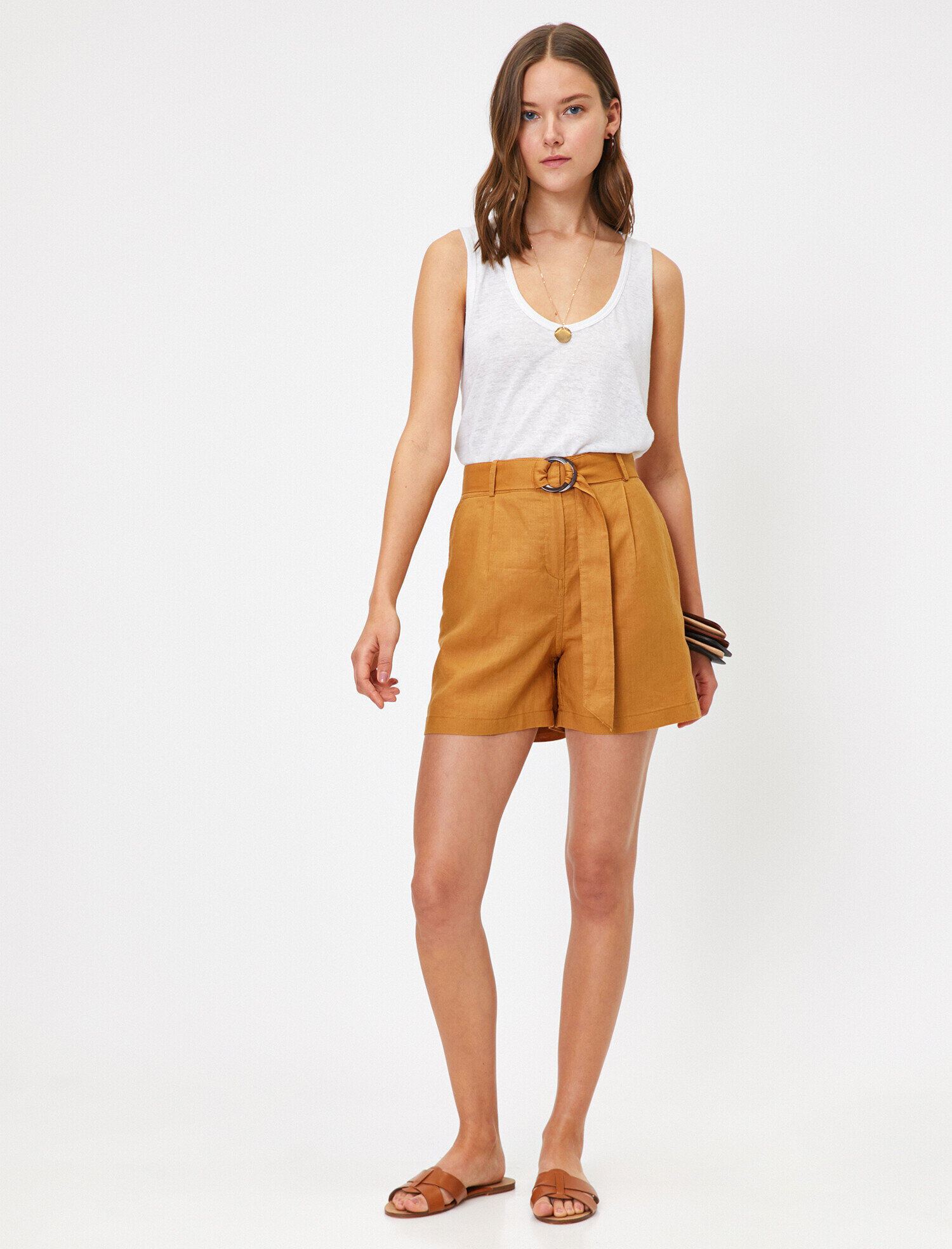   Kemer Detaylı Şort