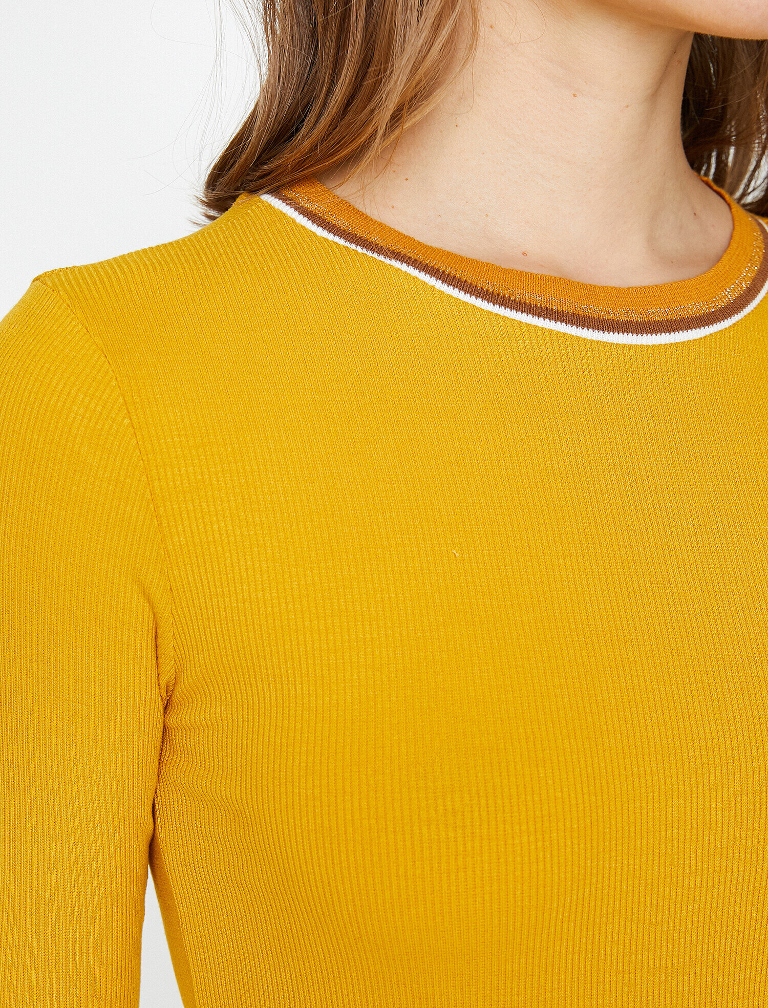   Yaka Detaylı Tişört