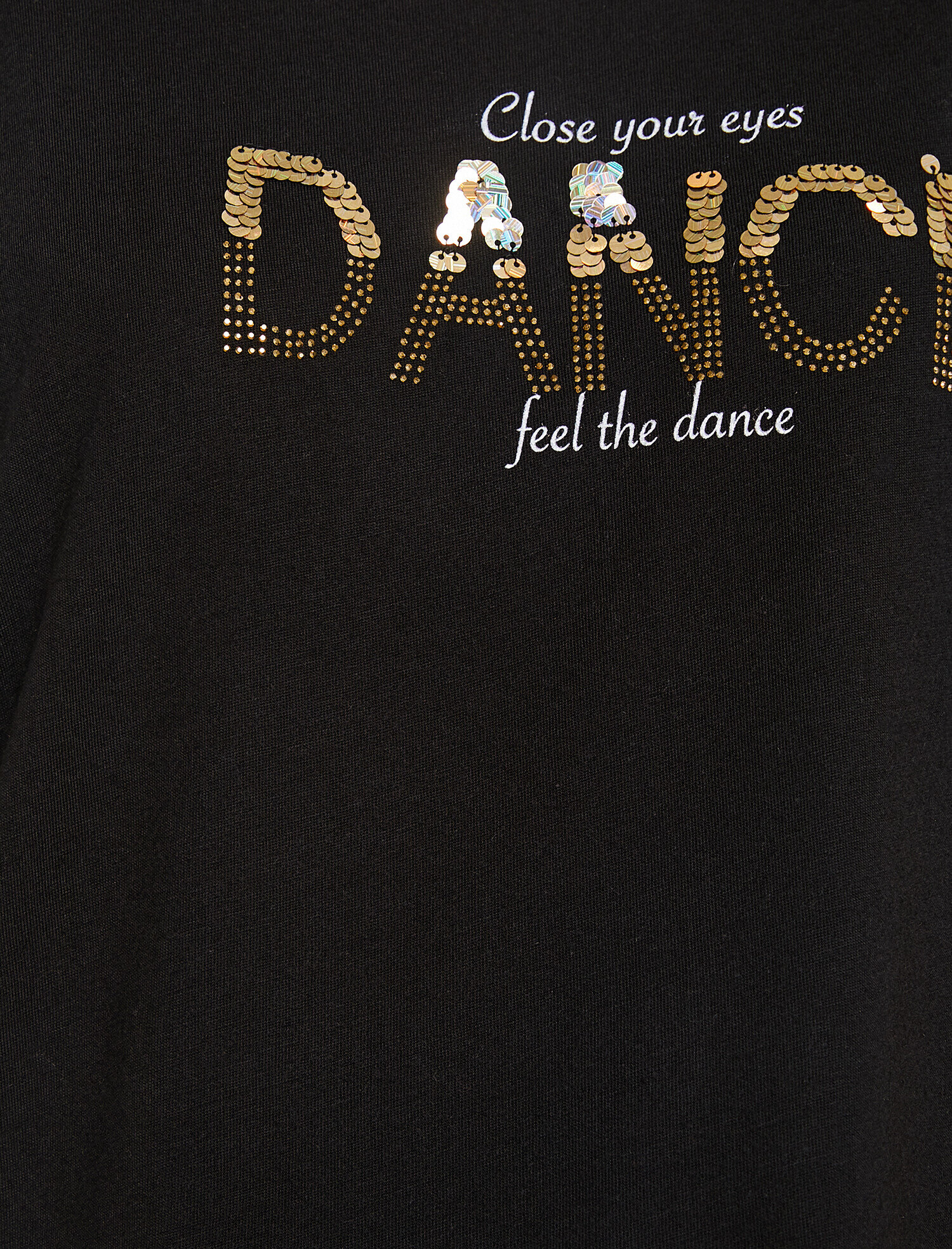   Pul Detaylı Tişört