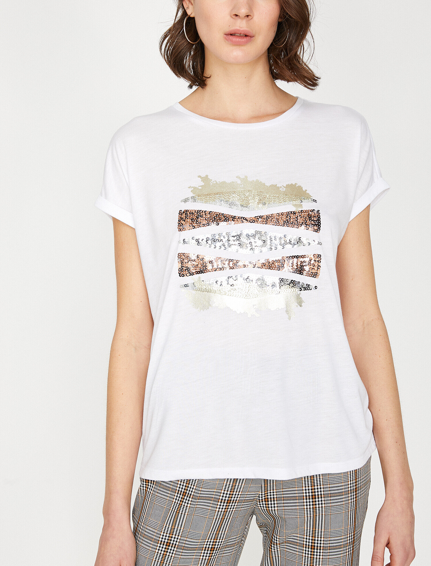   Pul Detaylı Tişört