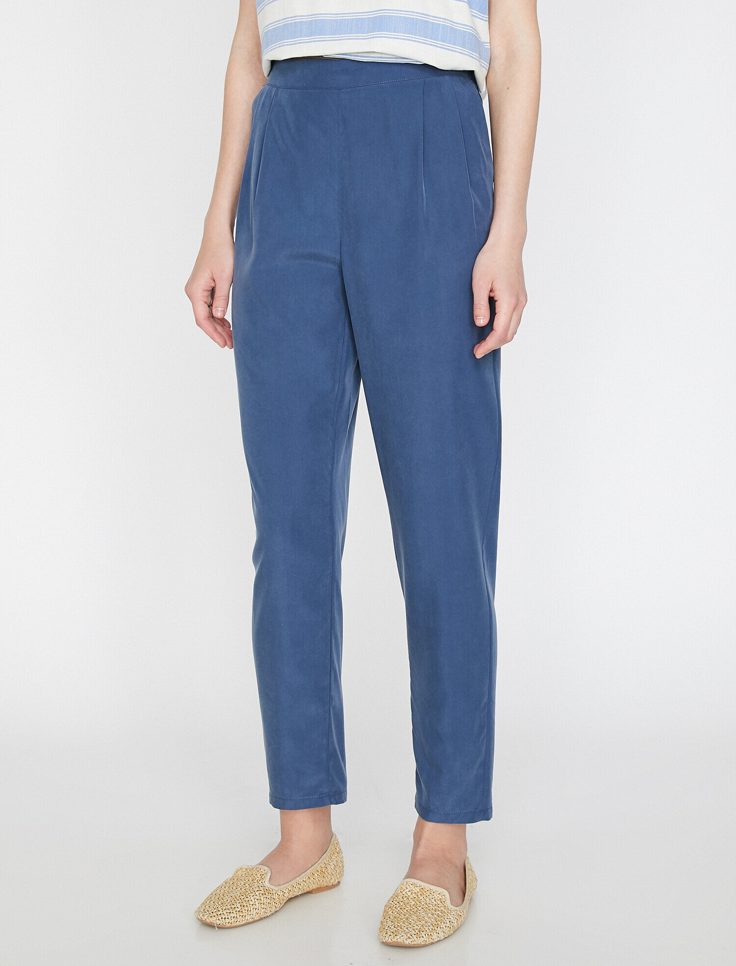   Normal Bel Pilili Dökümlü Pantolon