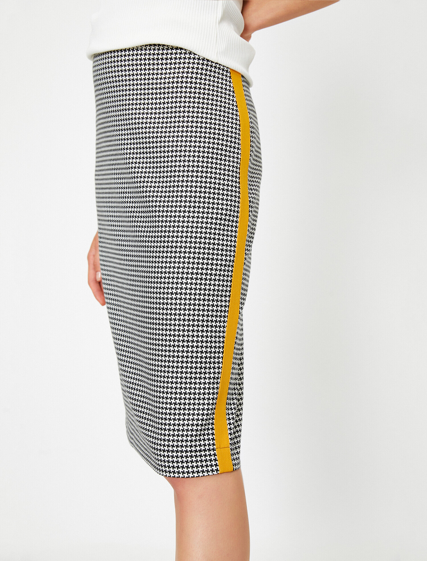   Şerit Detaylı Etek