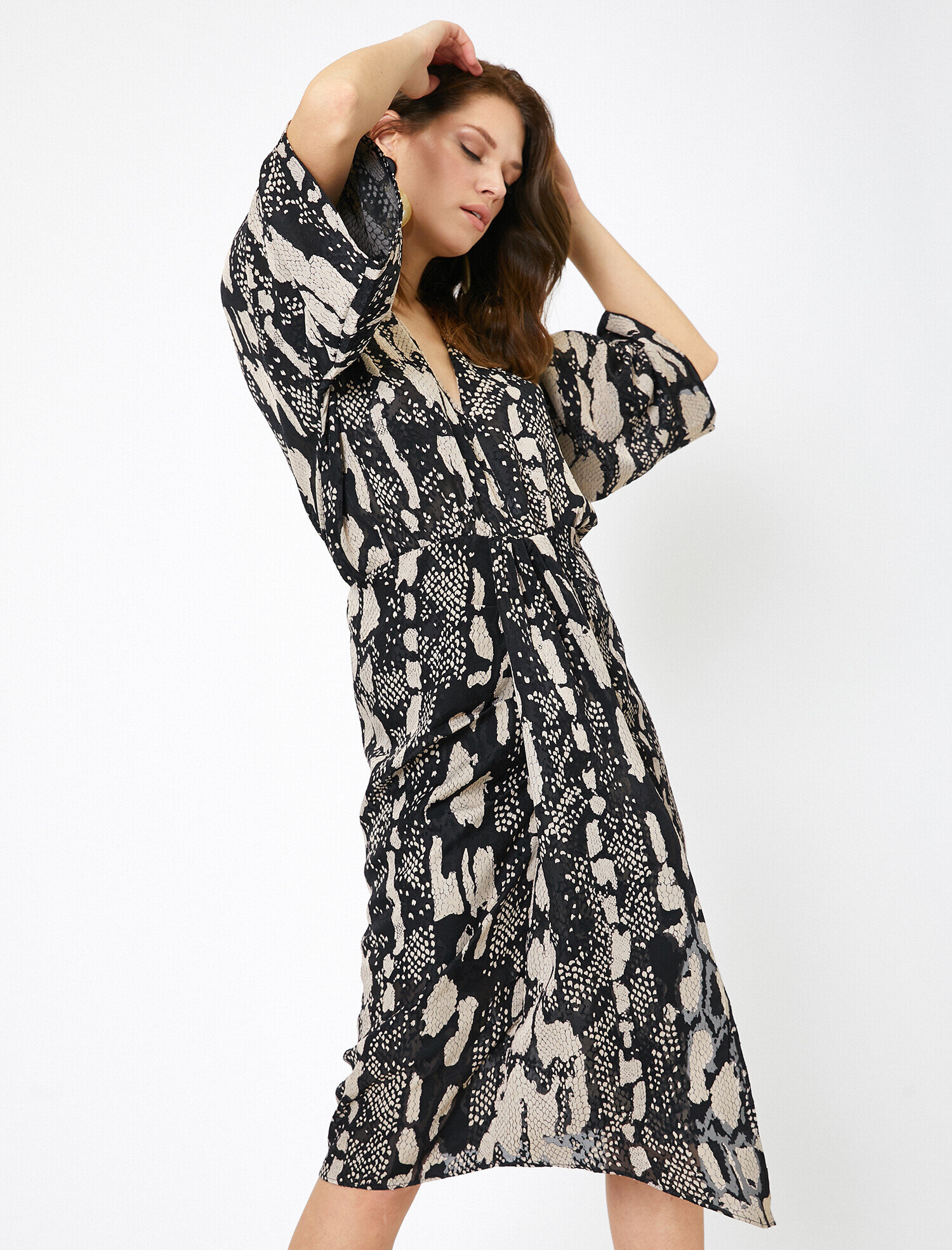   V Yaka Kısa Kollu Beli Bağlamalı Midi Yılan Derisi Desenli Elbise