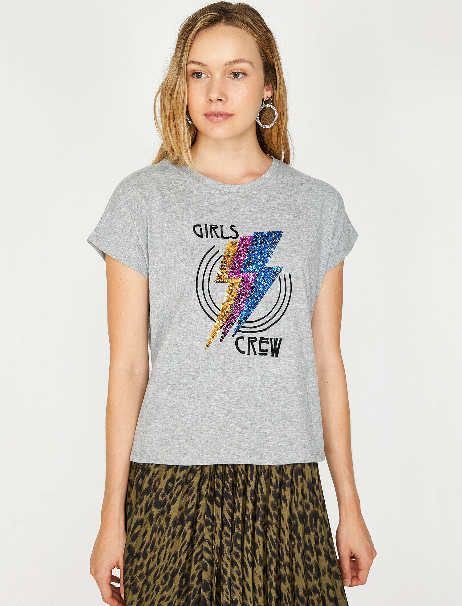   Pul Detaylı Tişört