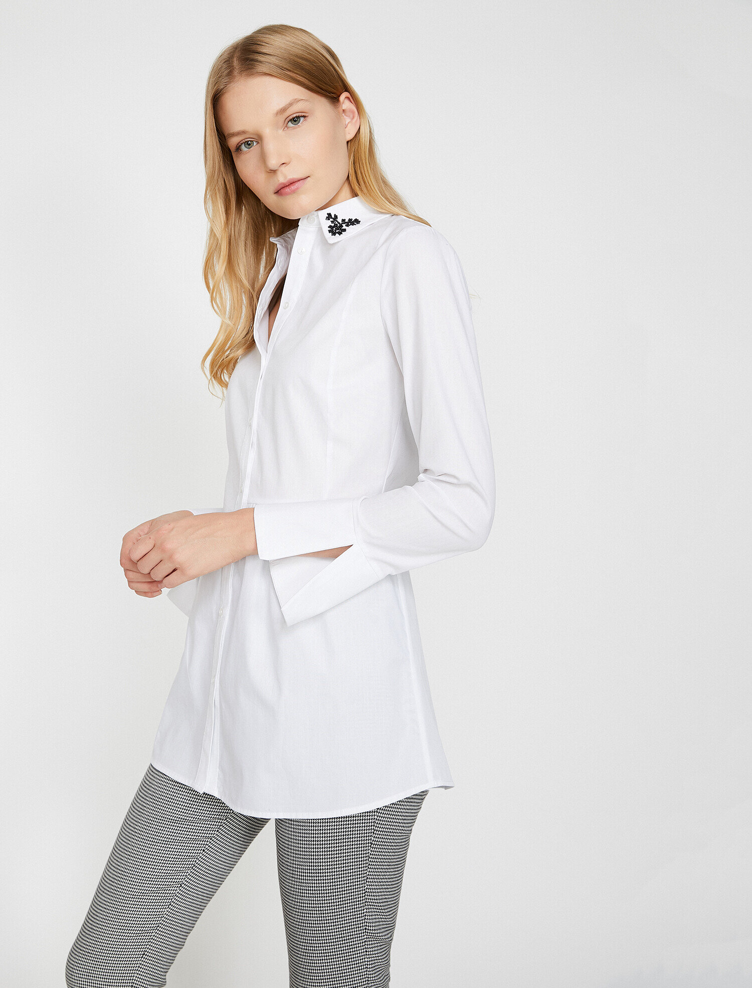   Düğme Detaylı Tişört