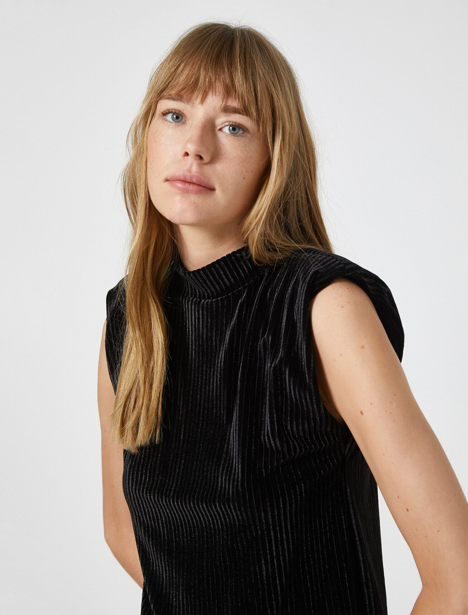   Vatkalı Dik Yaka Kadife Tişört