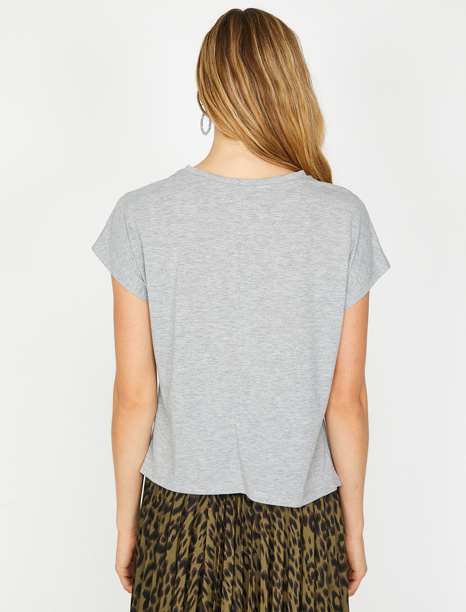   Pul Detaylı Tişört