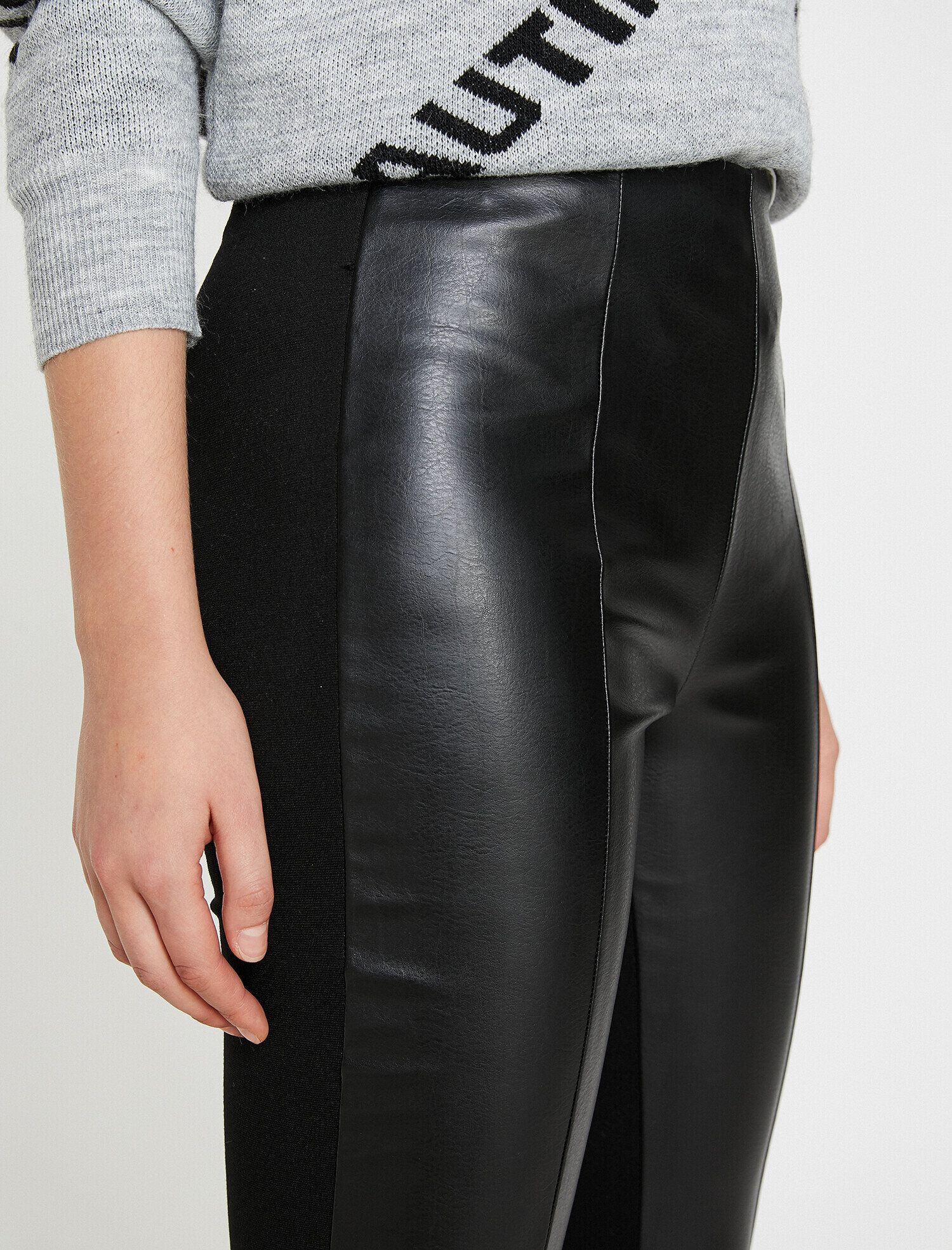   Düğme Detaylı Tişört