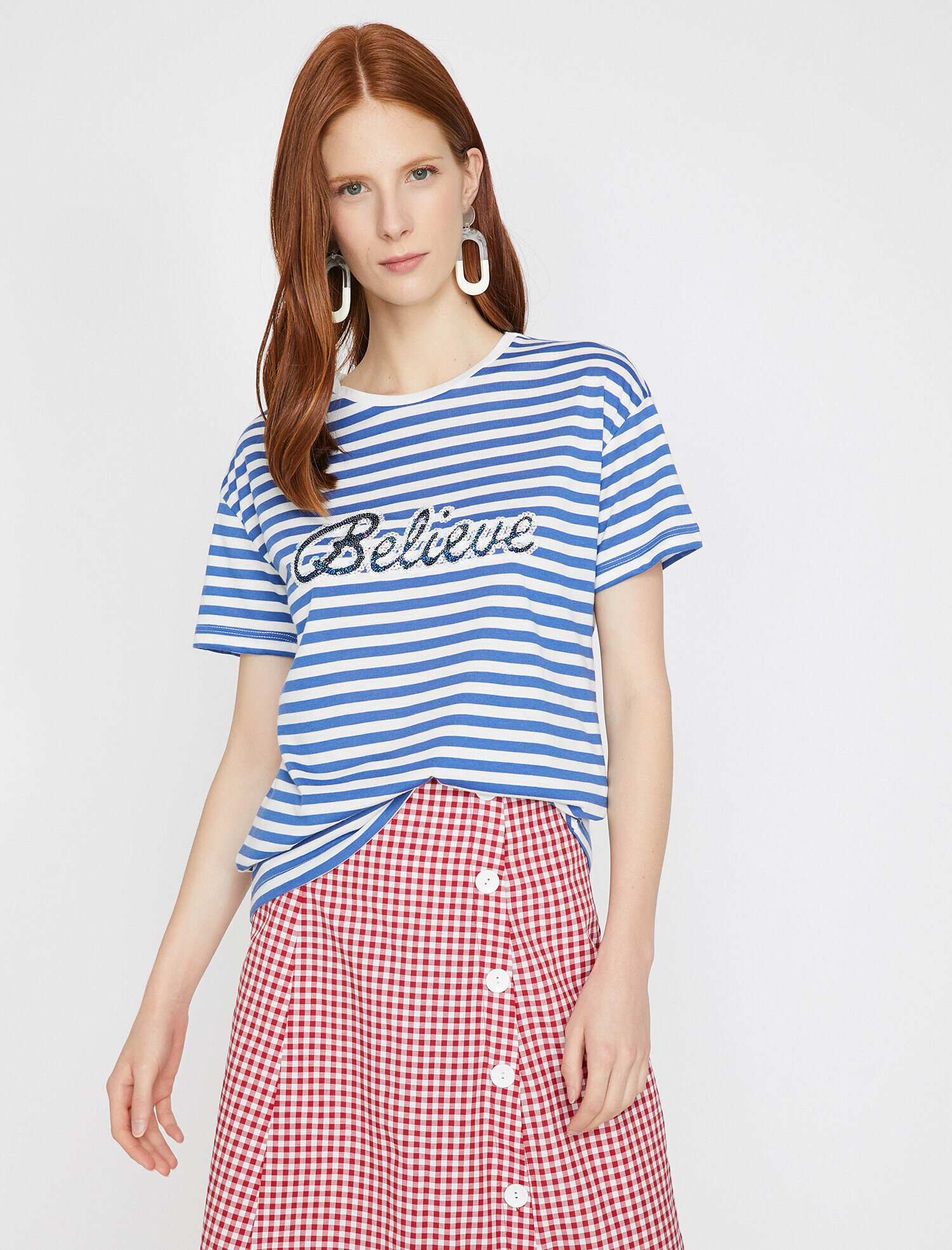   Pul Detaylı Tişört