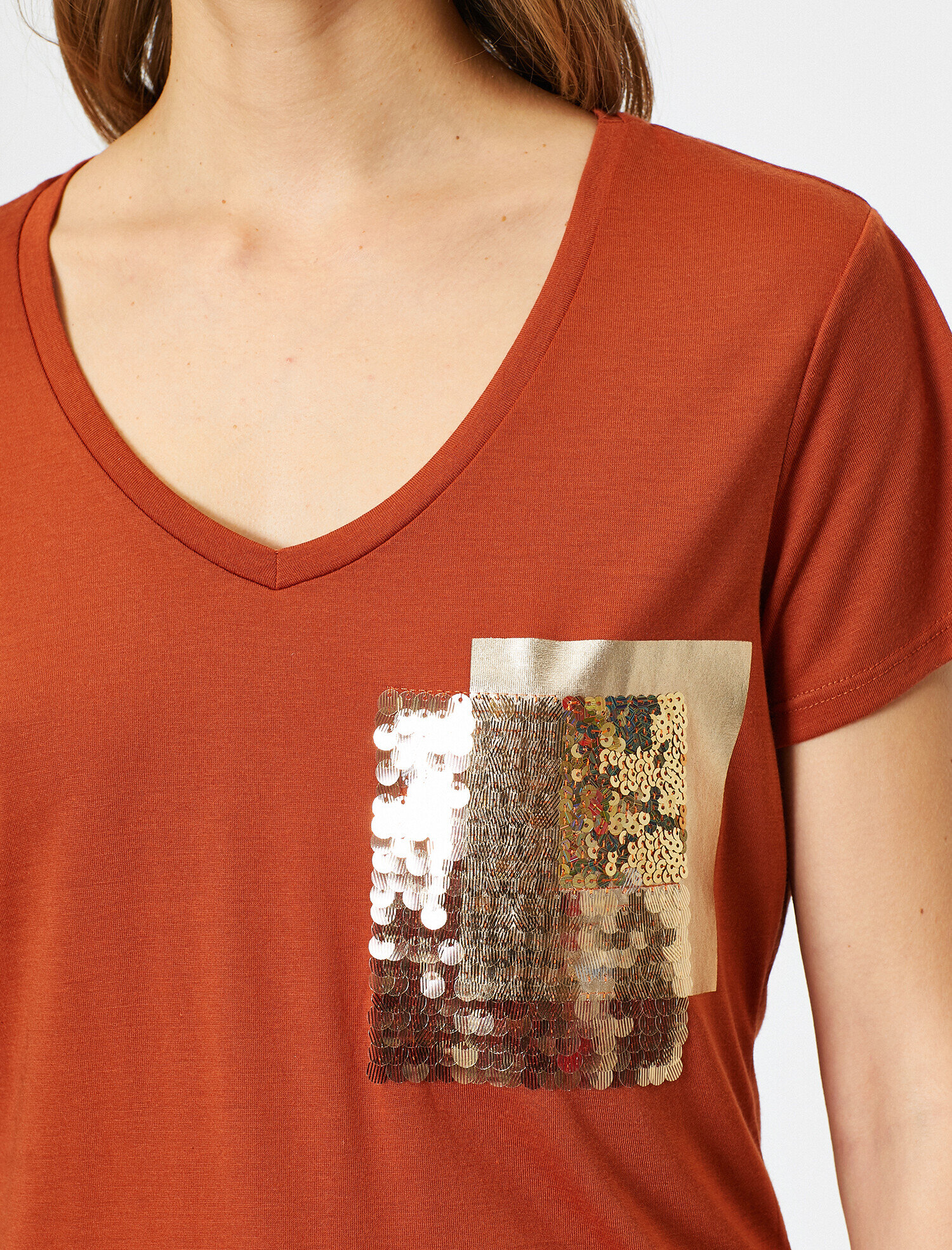   Pul Detaylı Kısa Kollu Tişört