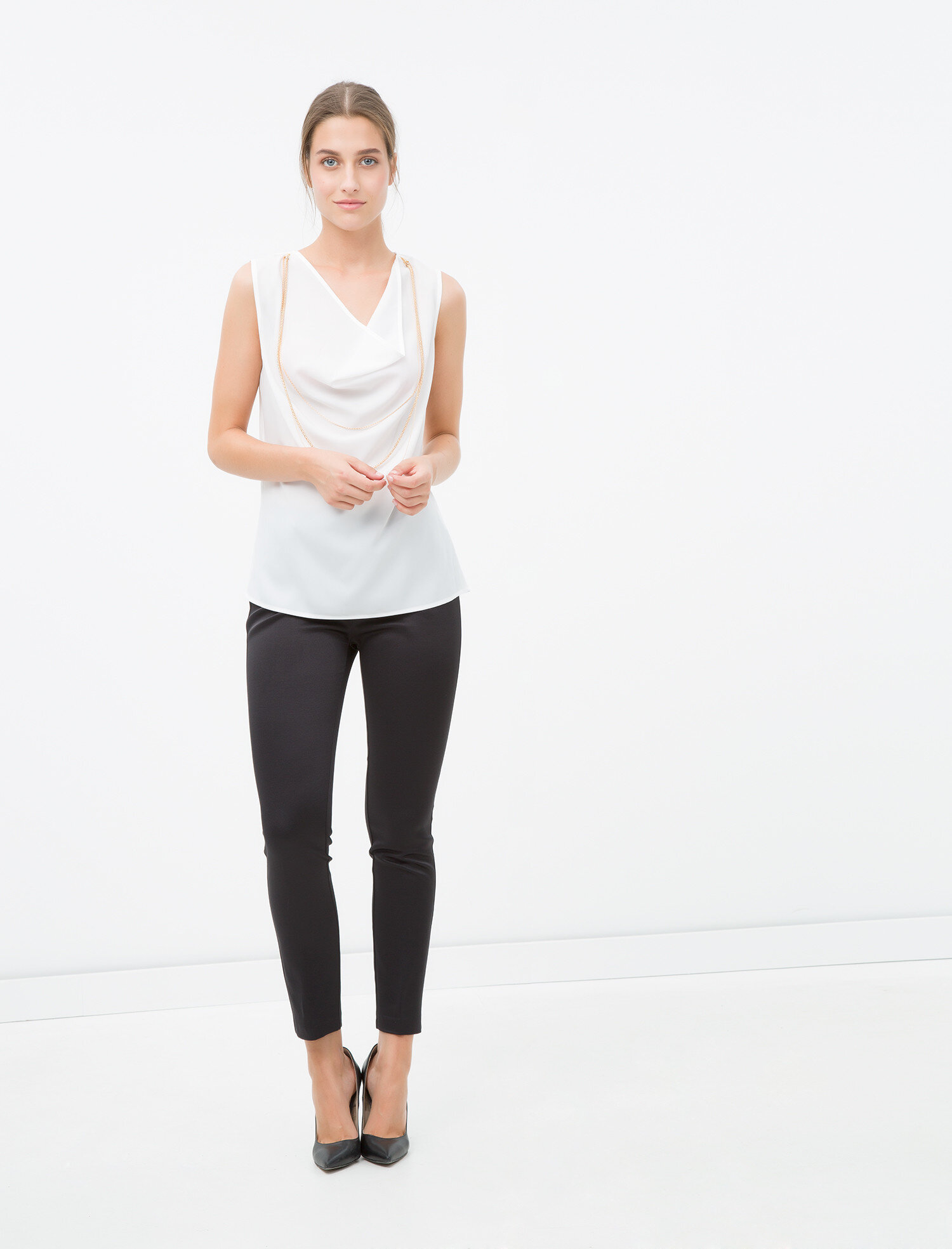   Zincir Detaylı Kolsuz Bluz