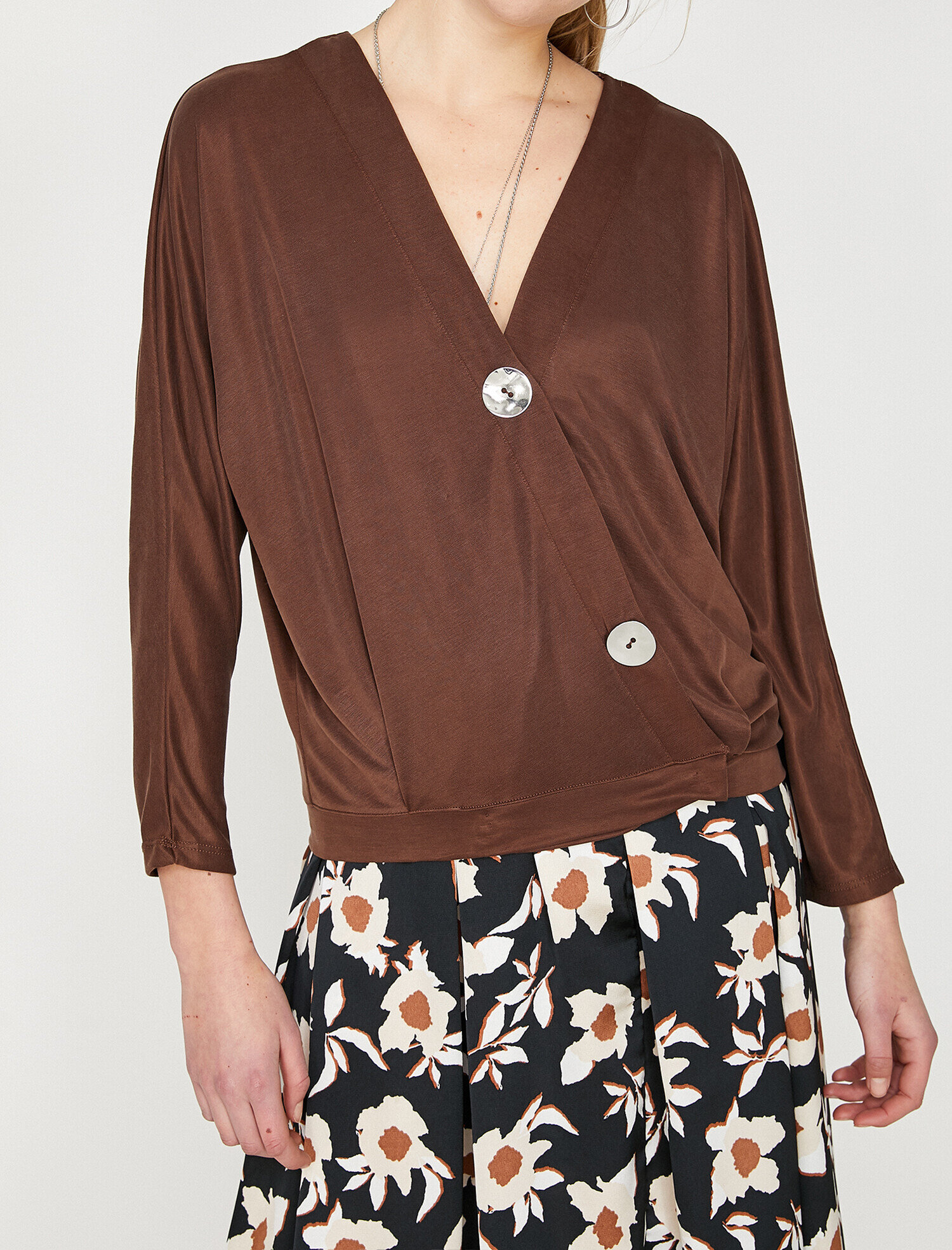   Düğme Detaylı Tişört