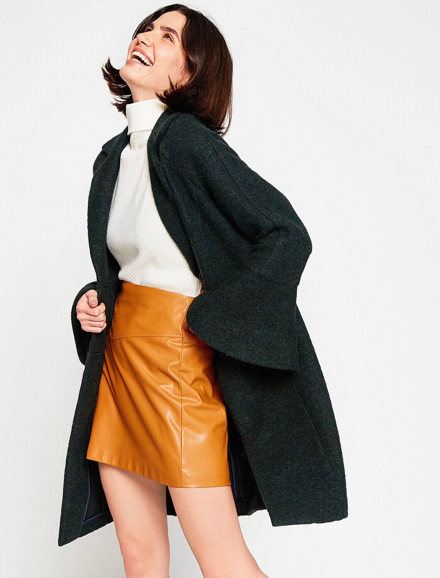   Düğme Detaylı Yün Kaban