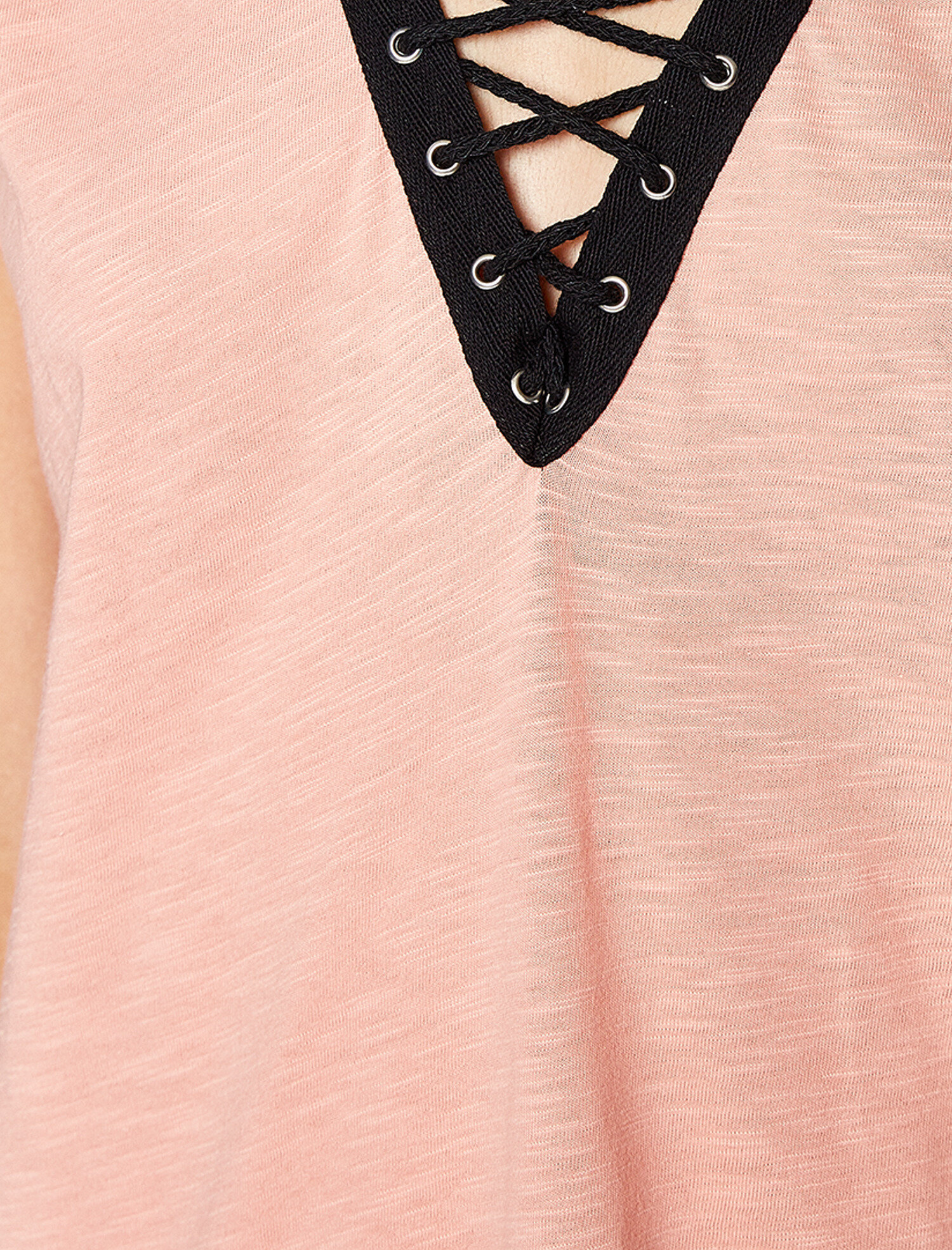   Yaka Detaylı Tişört