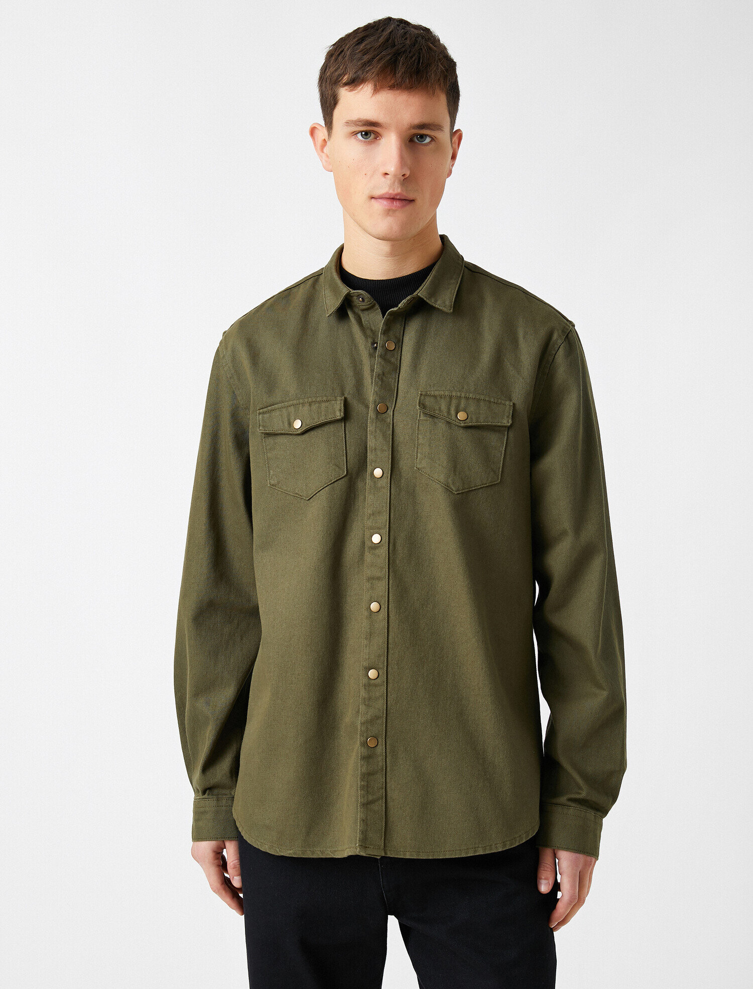   Pamuklu Denim Kumaşından Cepli Klasik Yaka Gömlek