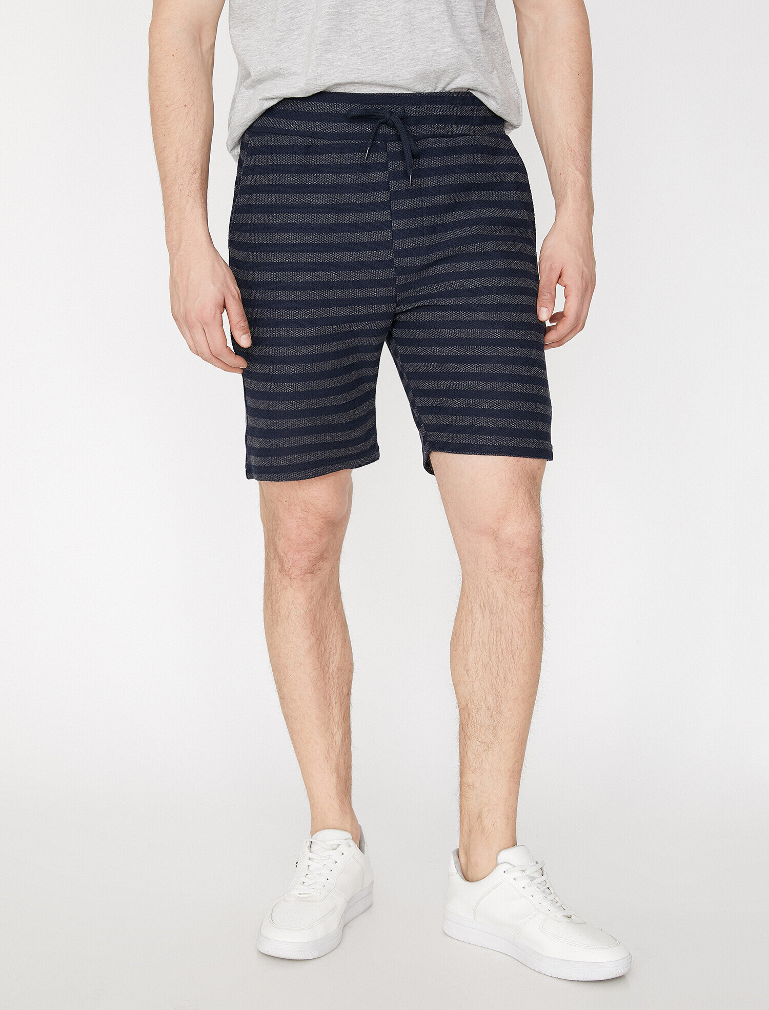   Cepli Çizgili Desenli Kumaş Şort