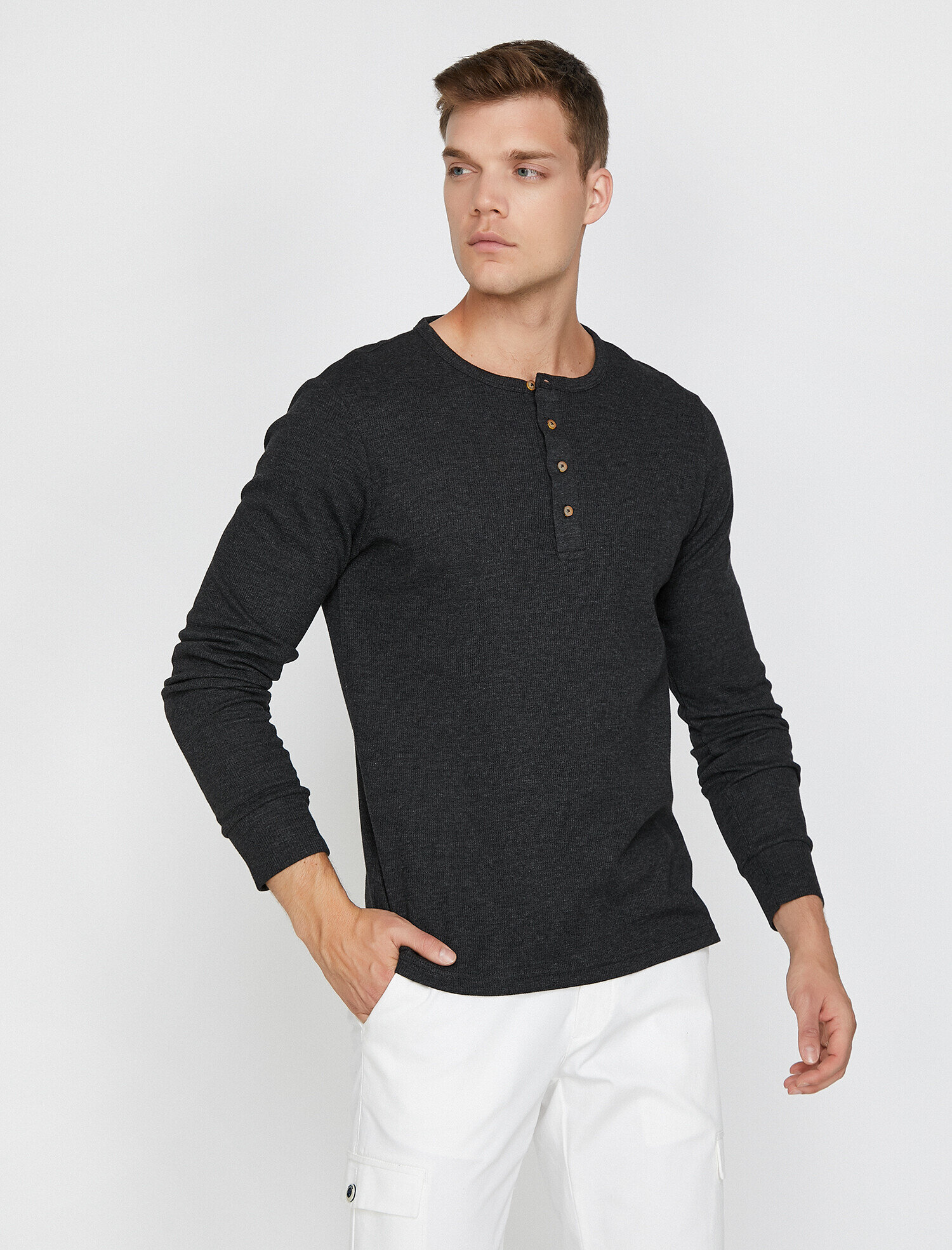   Düğme Detaylı Tişört