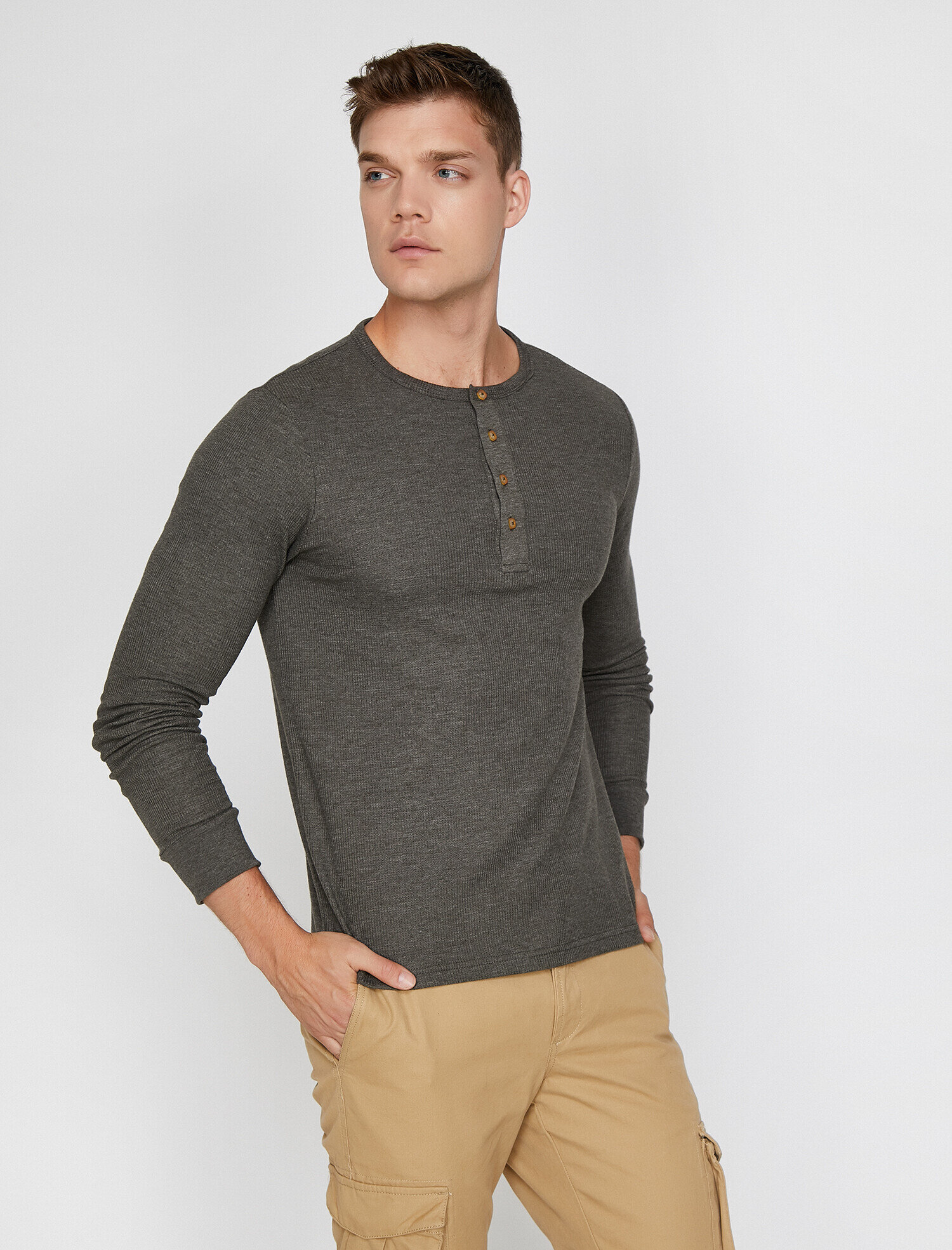   Düğme Detaylı Tişört