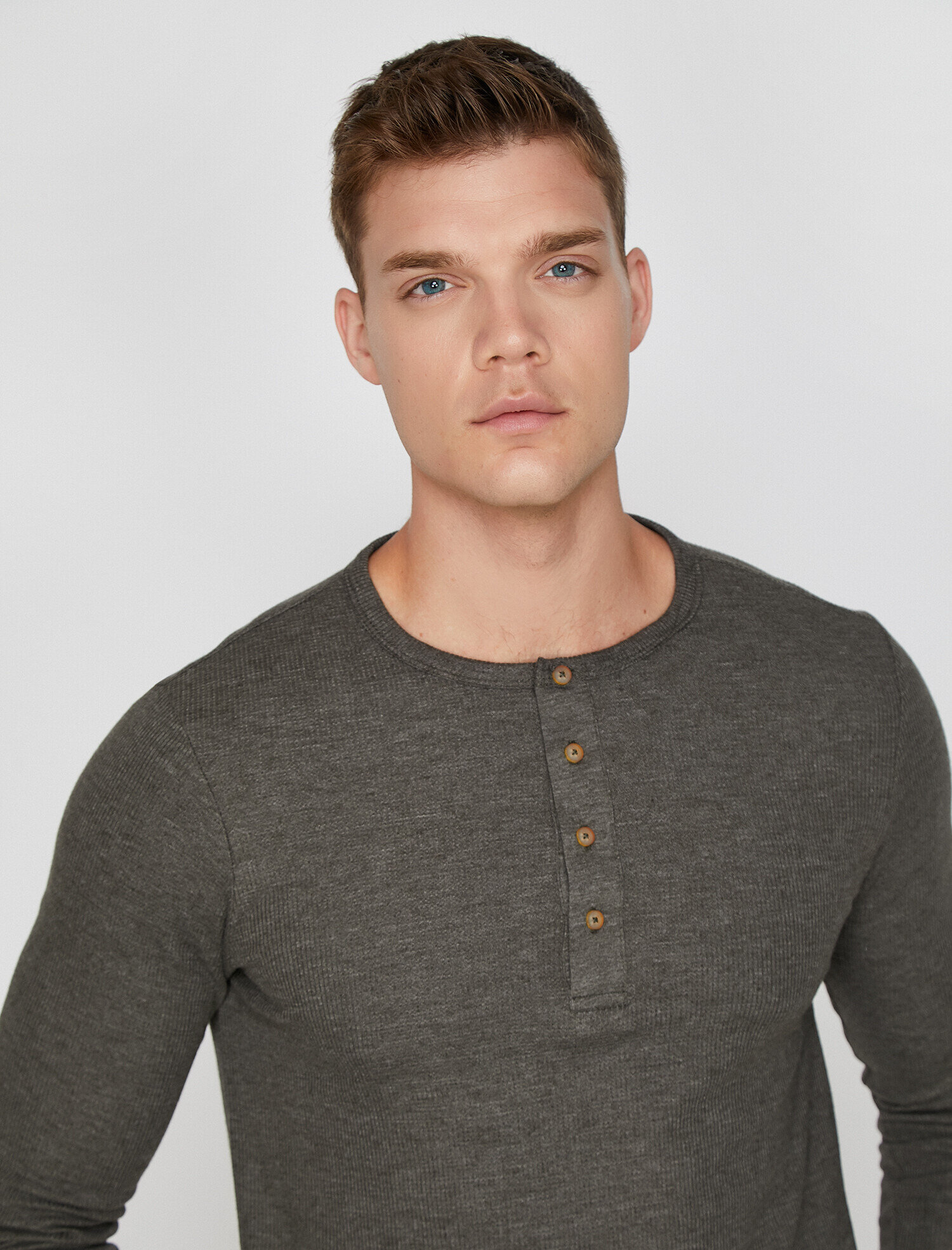   Düğme Detaylı Tişört