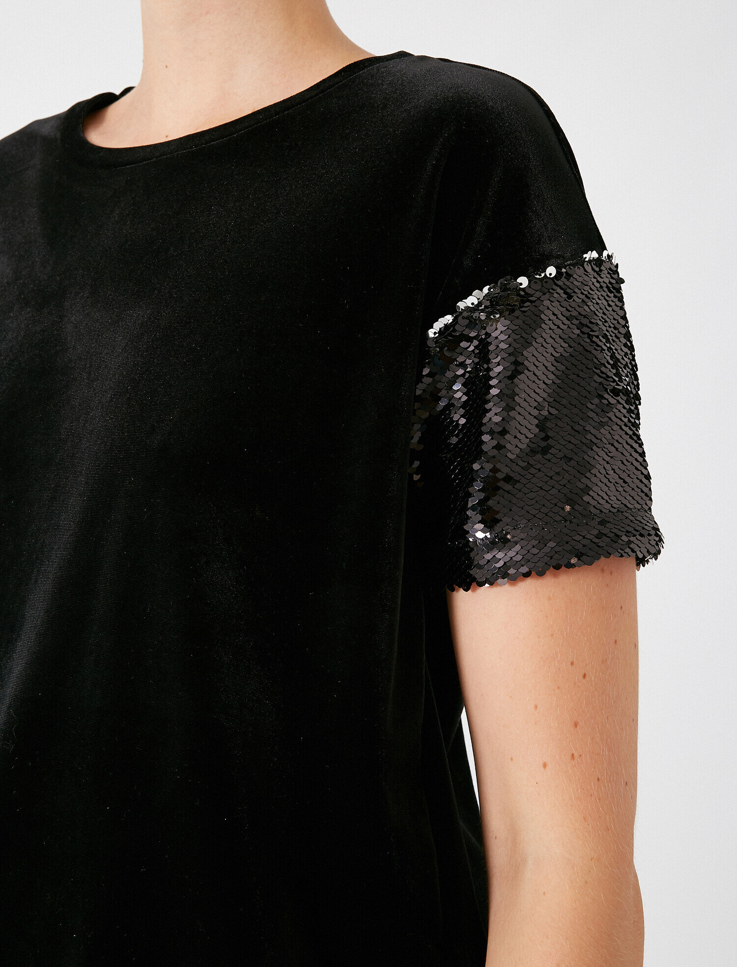   Kısa Kollu Kadife Pullu Tişört