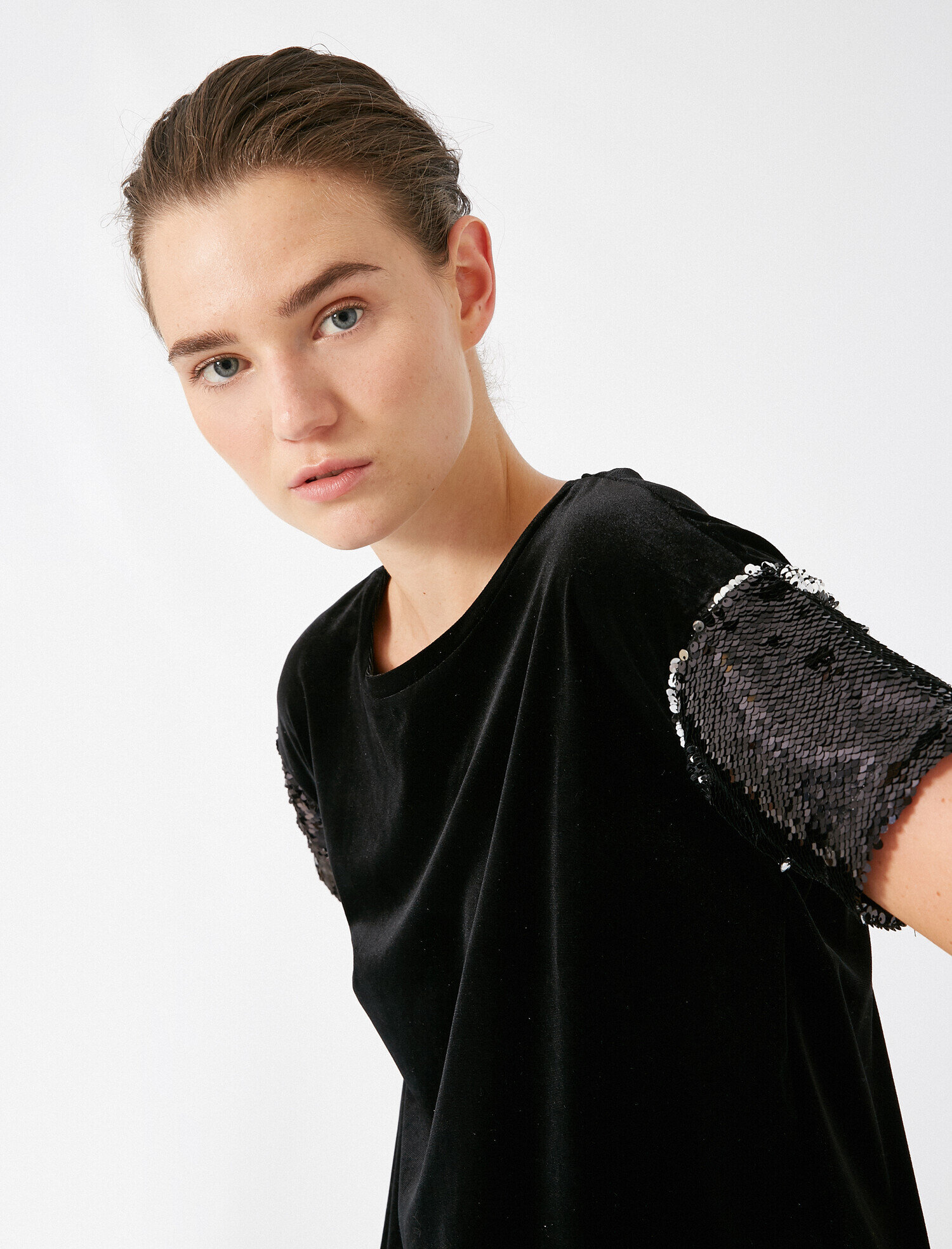   Kısa Kollu Kadife Pullu Tişört