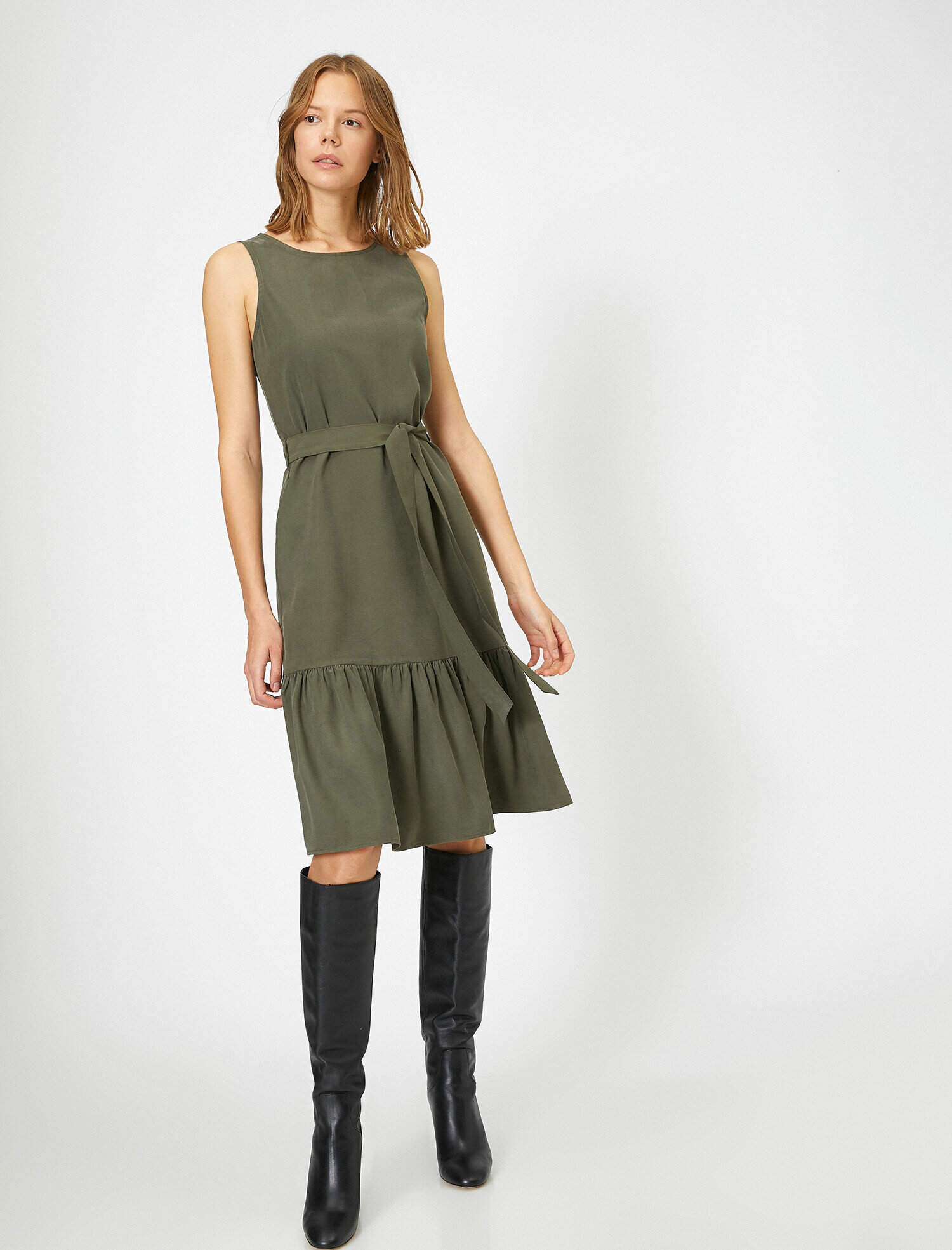   Kemer Detaylı Elbise