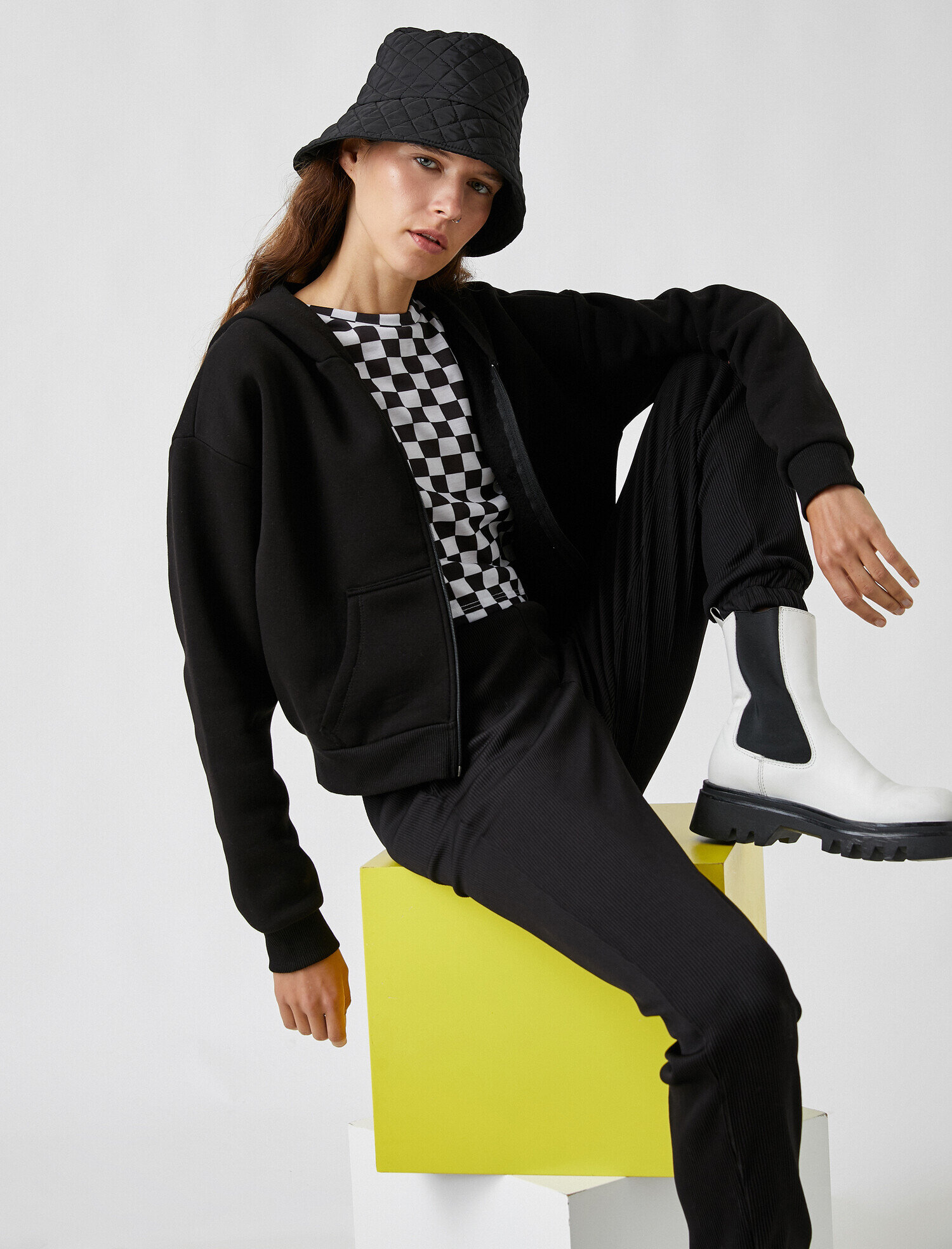   Kapüşonlu Fermuarlı Sweatshirt