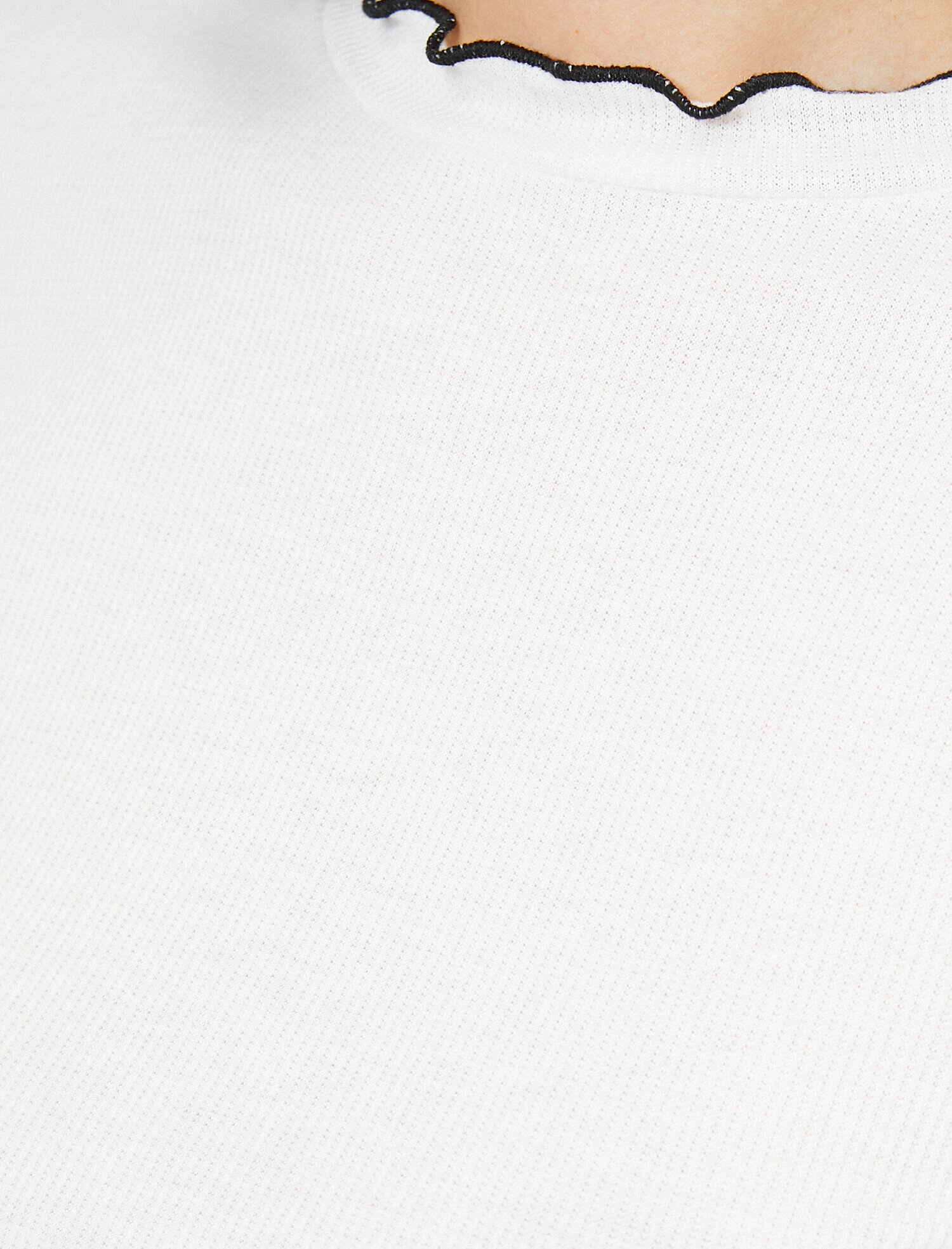   Yaka ve Kol Detaylı Bisiklet Yaka Kısa Kol Tişört