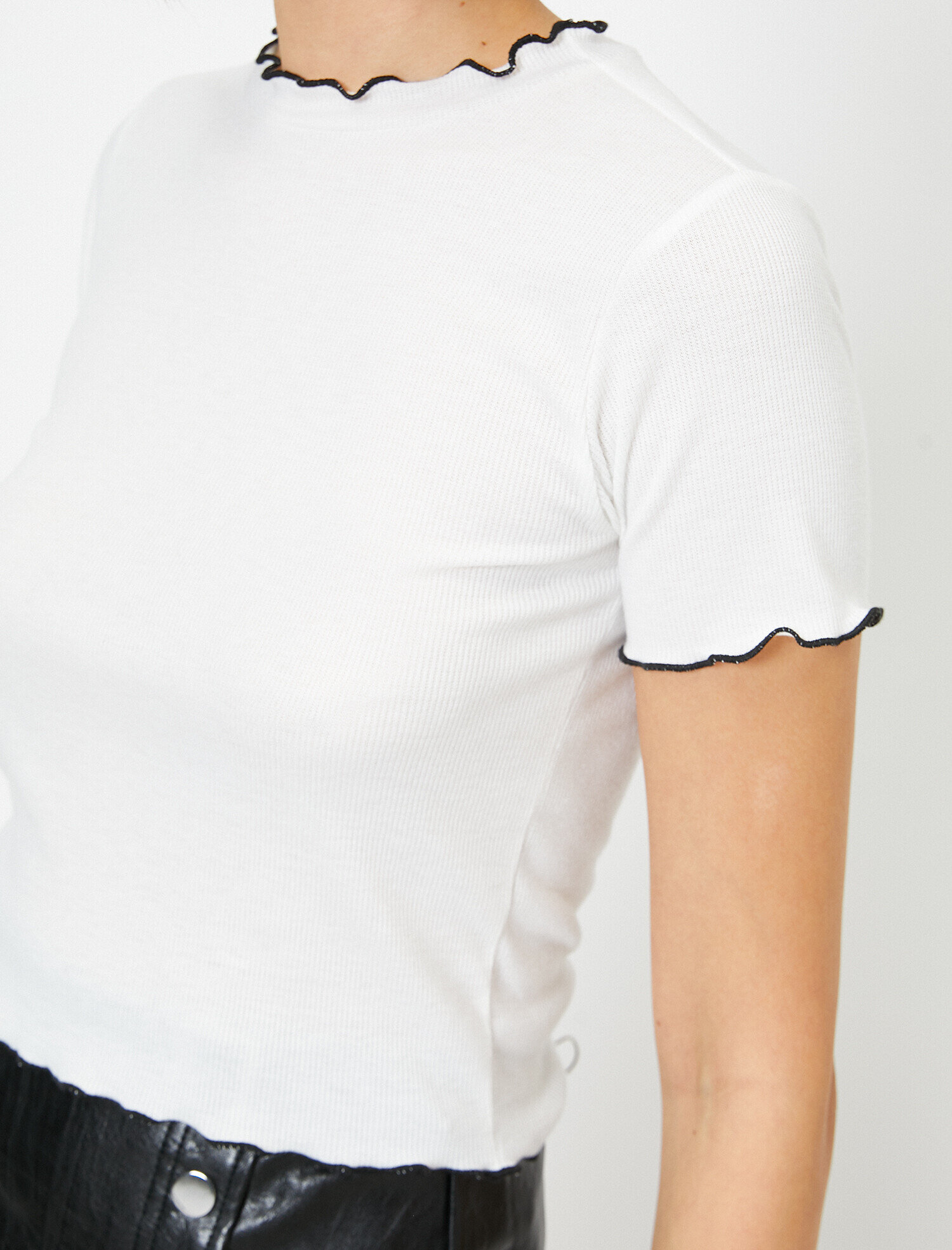   Yaka ve Kol Detaylı Bisiklet Yaka Kısa Kol Tişört