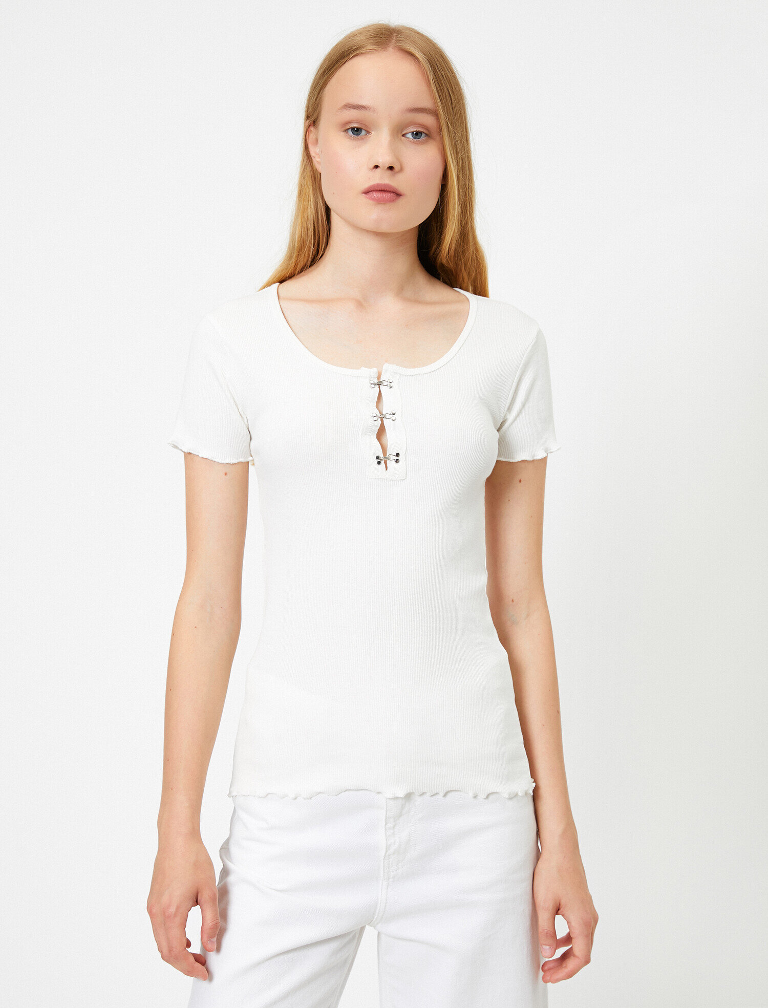   Yaka Detaylı Kısa Kollu Tişört