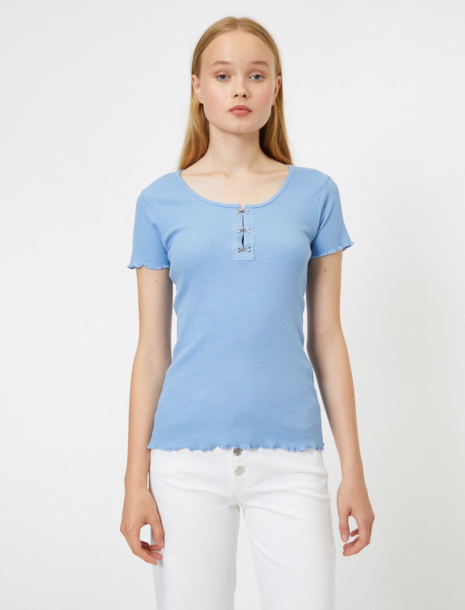   Yaka Detaylı Kısa Kollu Tişört