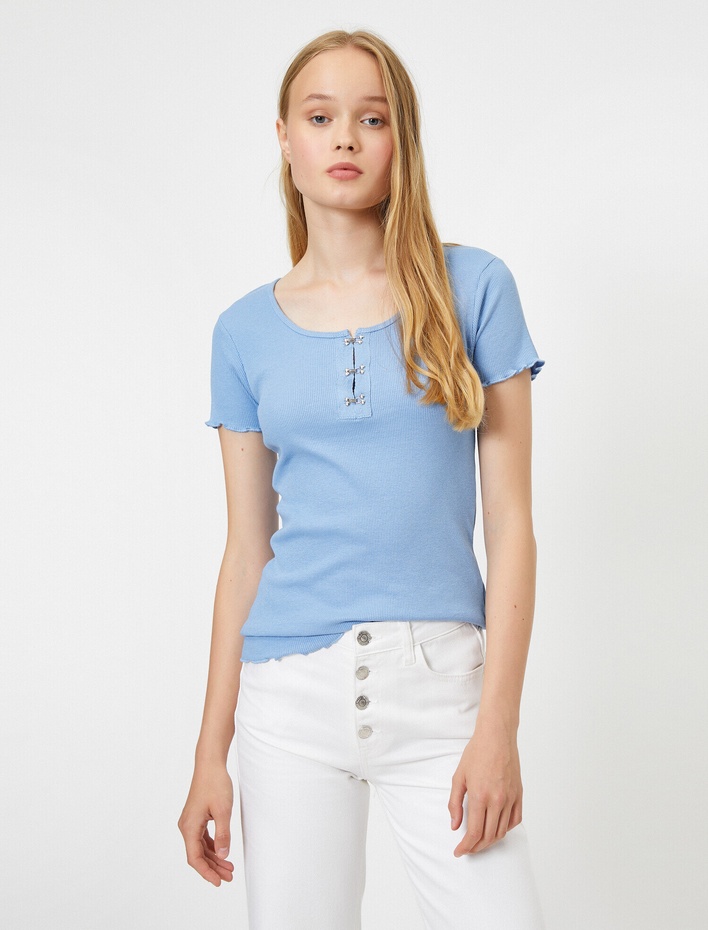  Yaka Detaylı Kısa Kollu Tişört