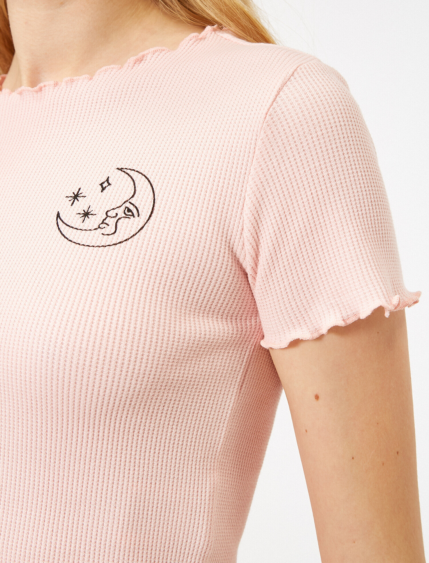   Fırfır Detaylı Tişört