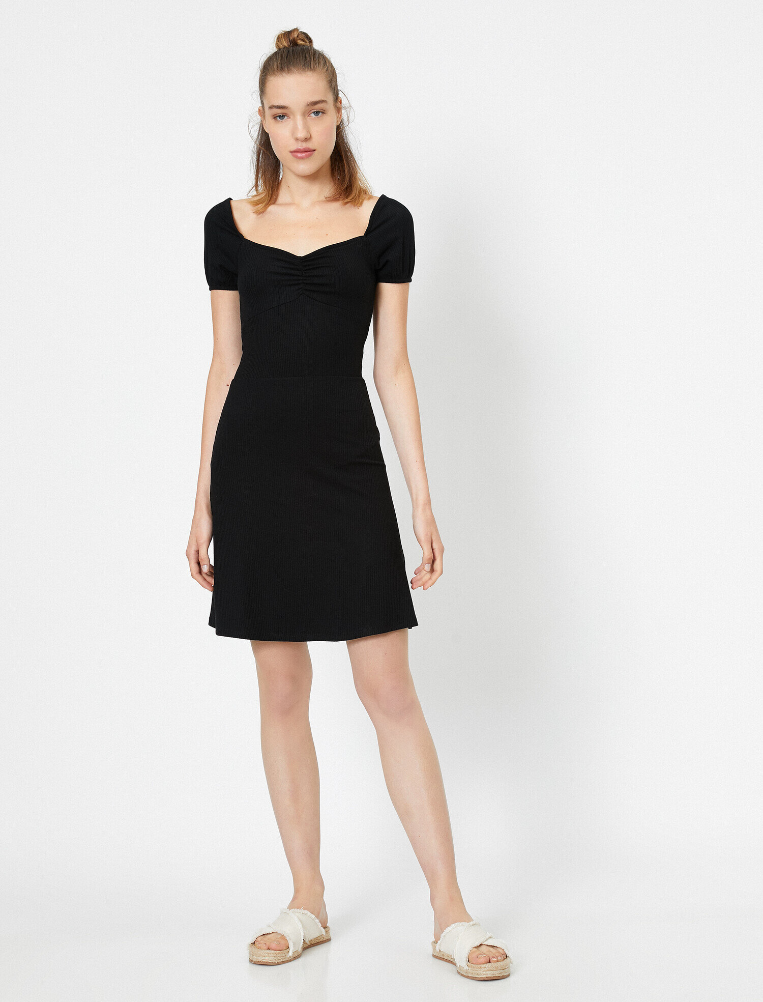   Yaka Detaylı Büzgülü Kısa Kollu Midi Elbise