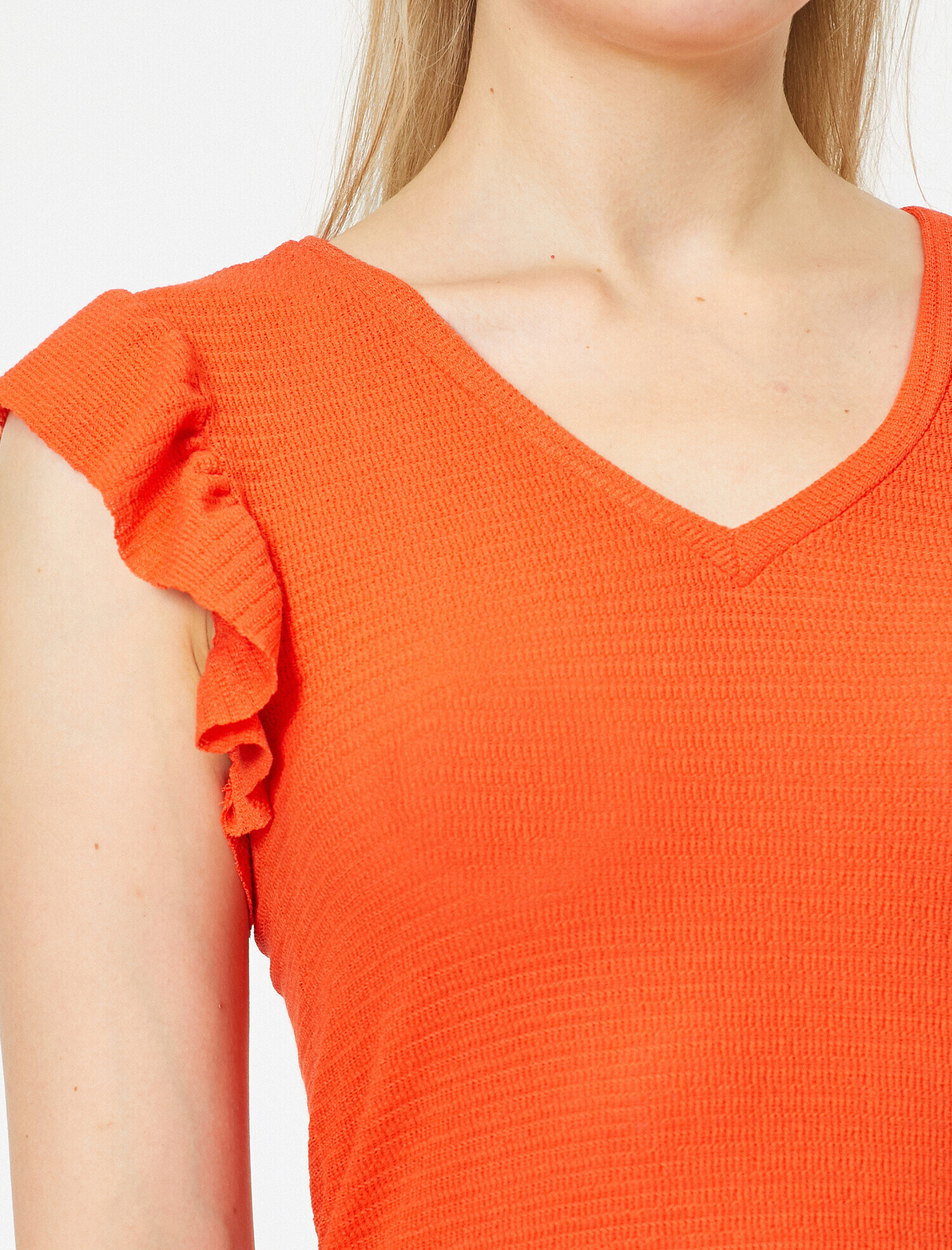   V Yaka Kısa Kollu Fırfır Detaylı Atlet