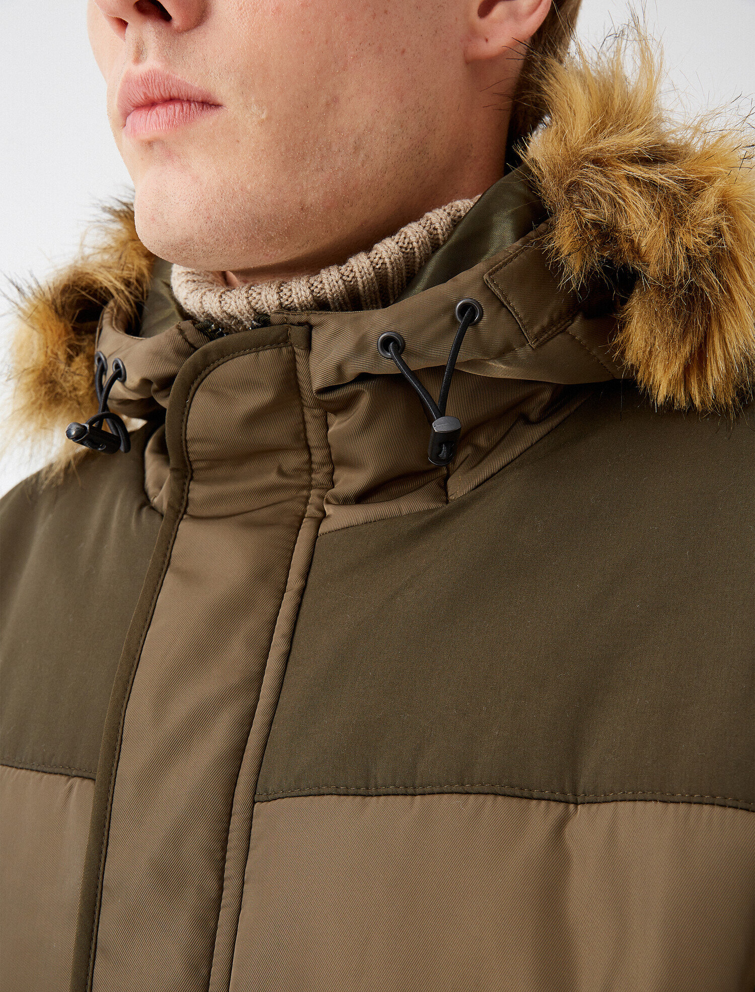   Kapüşonlu Cepli Fermuarlı Kaban