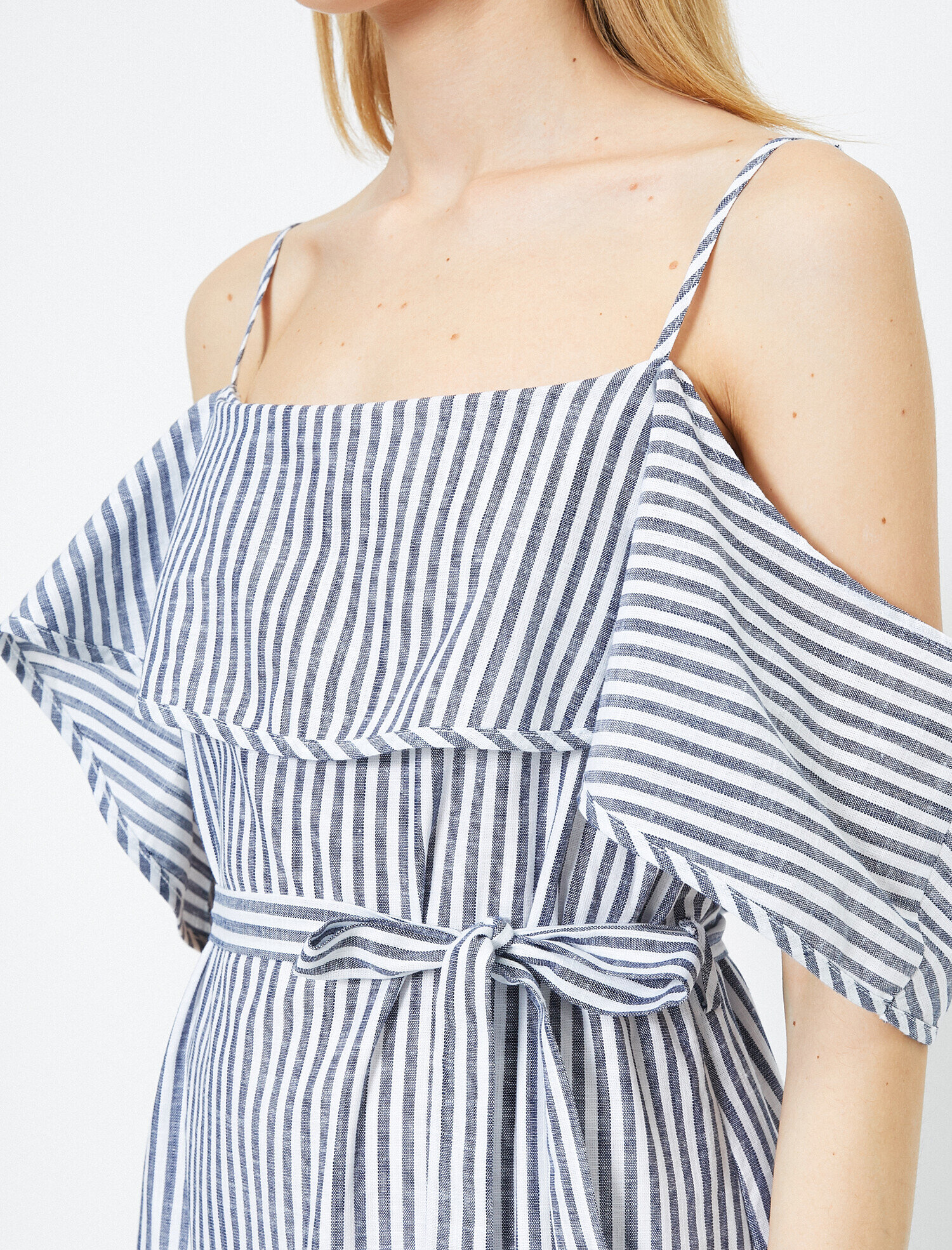   Fiyonk Detaylı Elbise