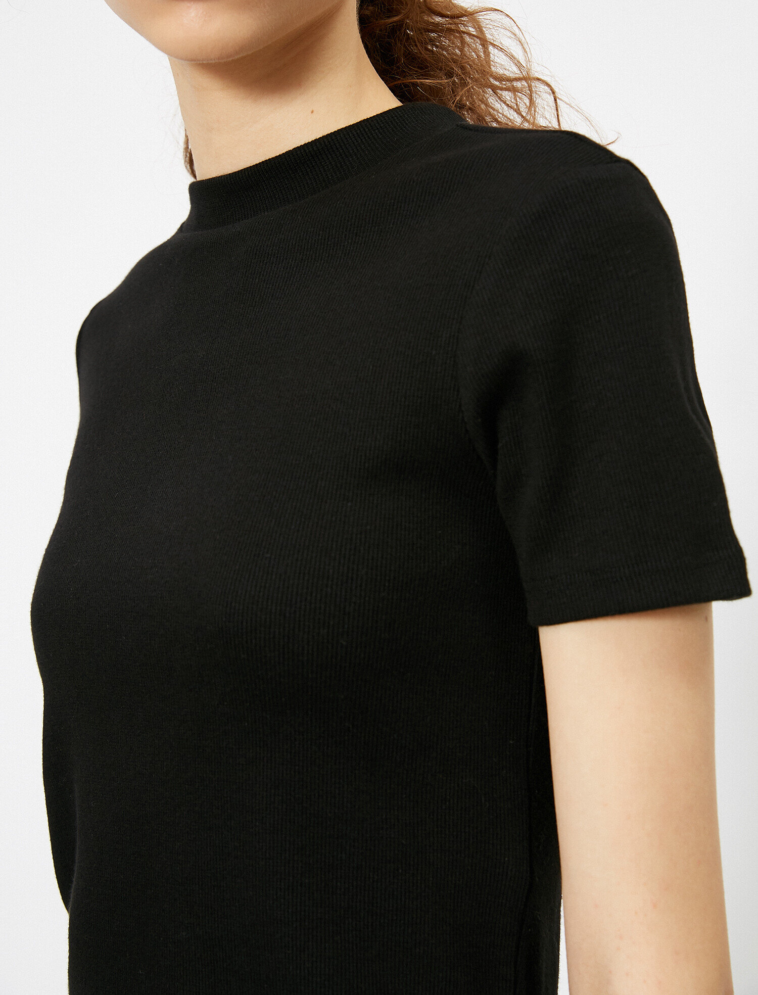   Dik Yaka Basic Kısa Kol Tişört