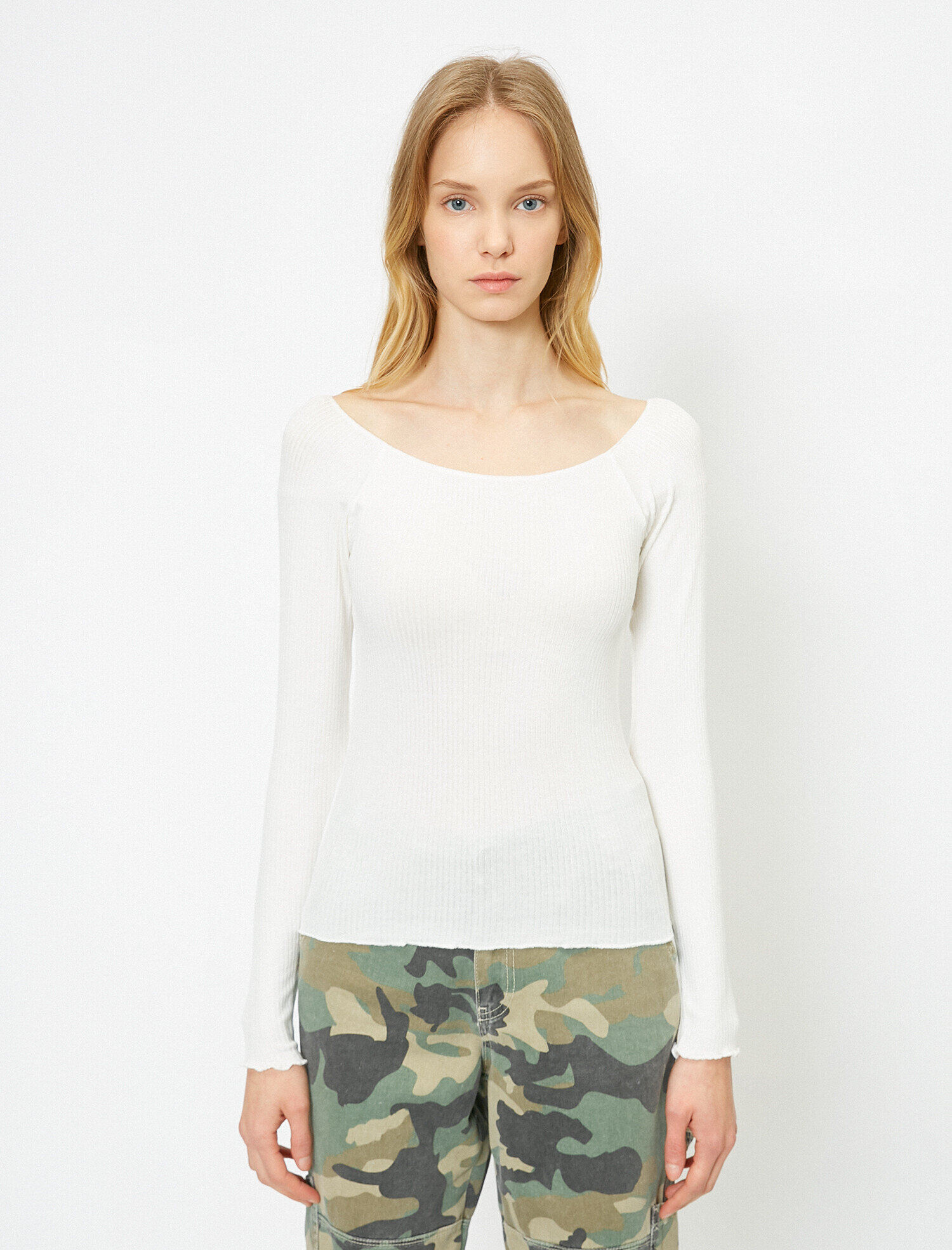   Oyuk Yaka Uzun Kol Tişört