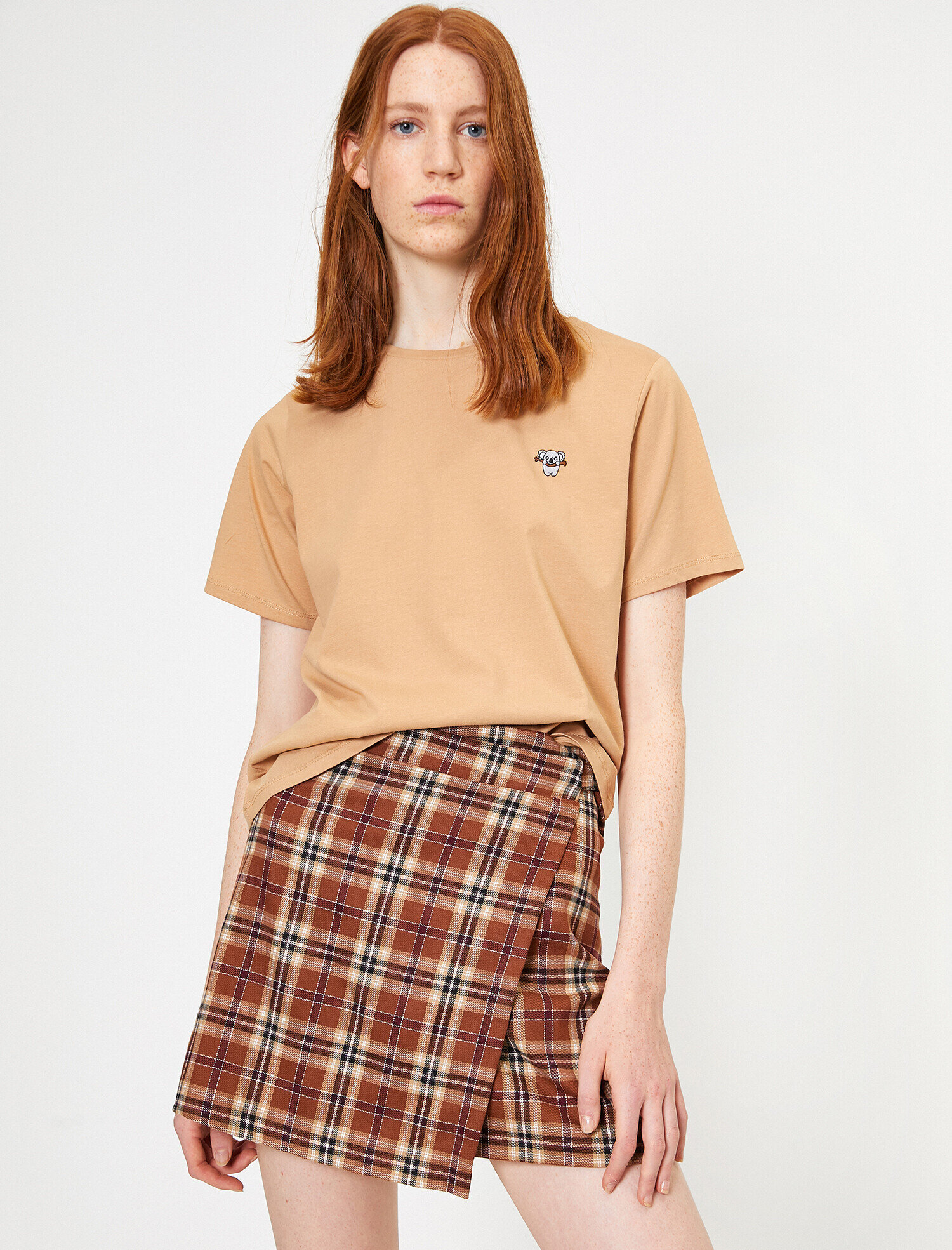   Bisiklet Yaka Minimal Nakışlı Kısa Kol Tişört