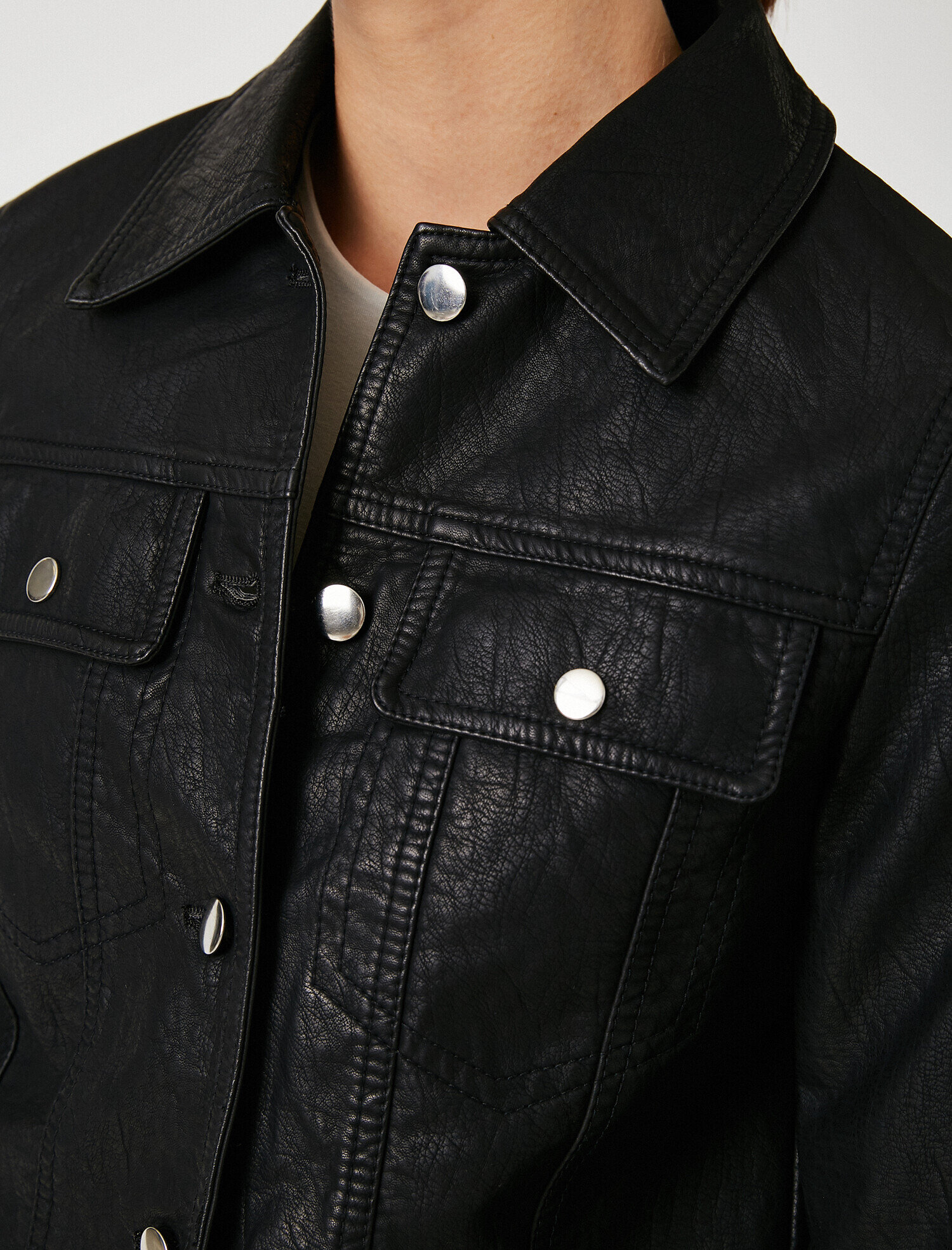   Kısa Deri Görünümlü Ceket