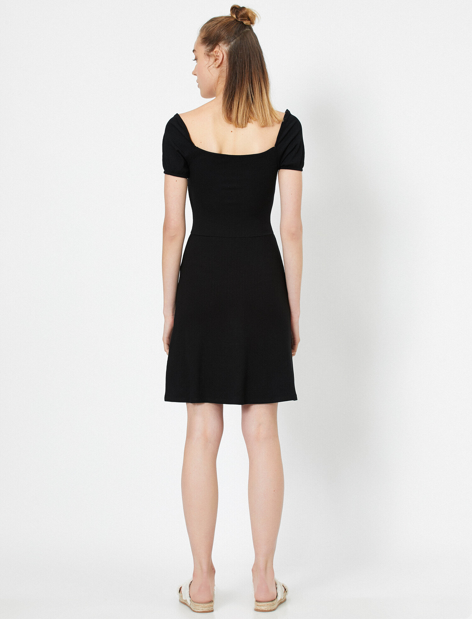   Yaka Detaylı Büzgülü Kısa Kollu Midi Elbise