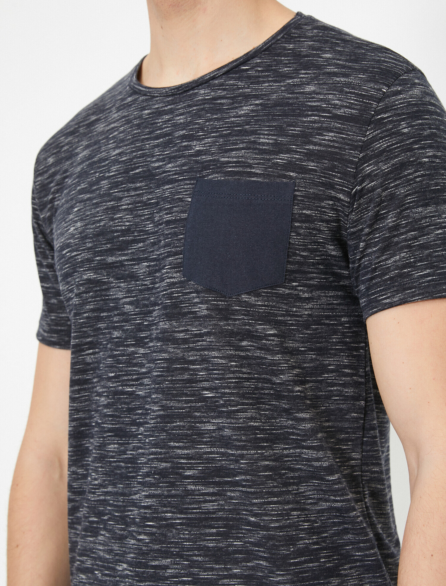   Cep Detaylı Tişört